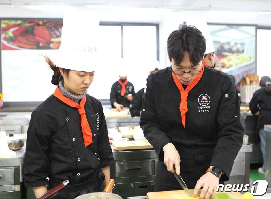 본문 이미지 - 전주기전대 호텔외식조리과 신입생인 나카무라 노리코 씨(사진 왼쪽)이 수업에 집중하고 있다.(전주기전대 제공)/뉴스1