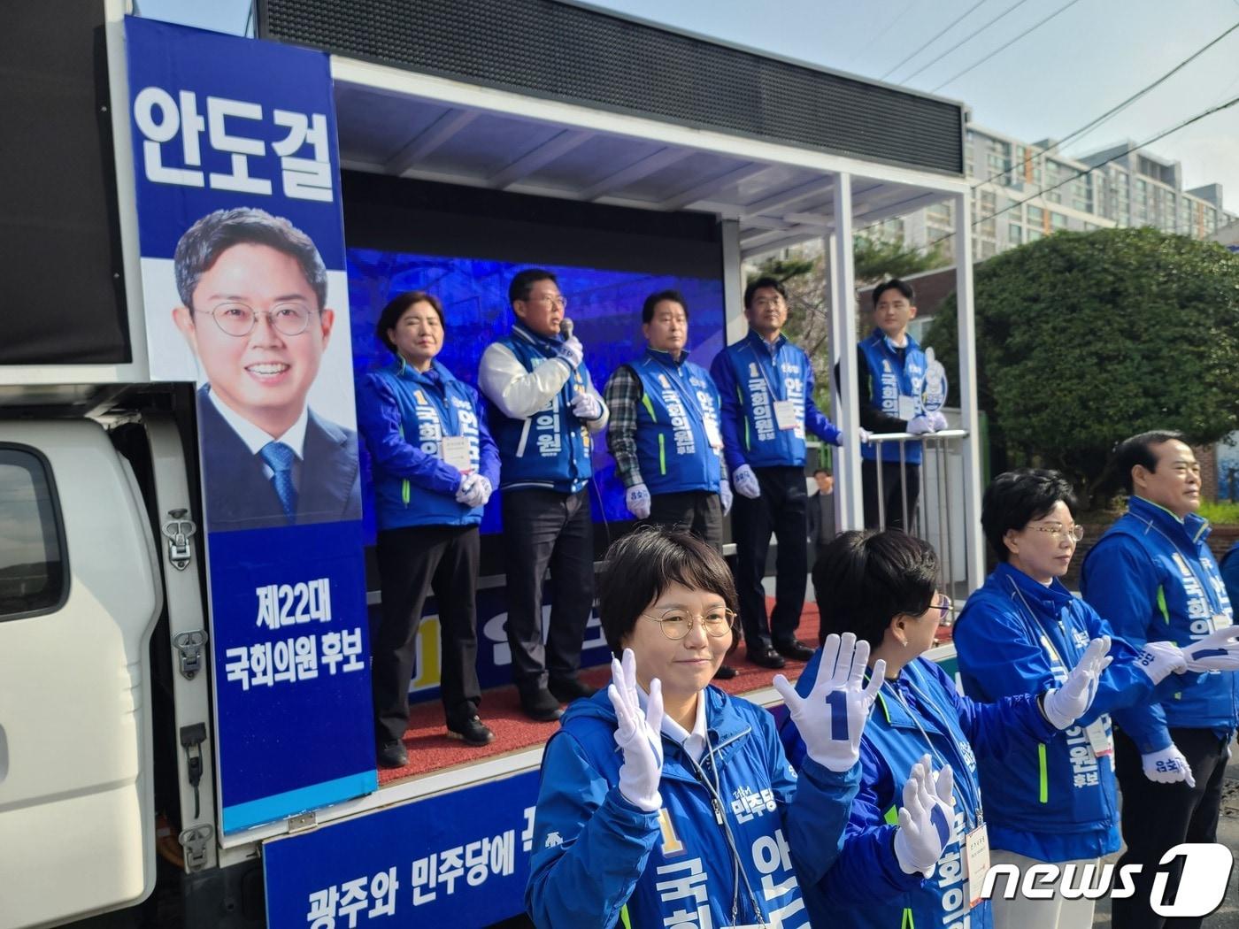 본문 이미지 - 22대 총선 광주 동남을 선거구에 출마한 안도걸 더불어민주당 후보(뒤줄 왼쪽 두번째)가 운림중학교 앞에서 선거유세를 펼치고 있다. 2024.3.30/뉴스1