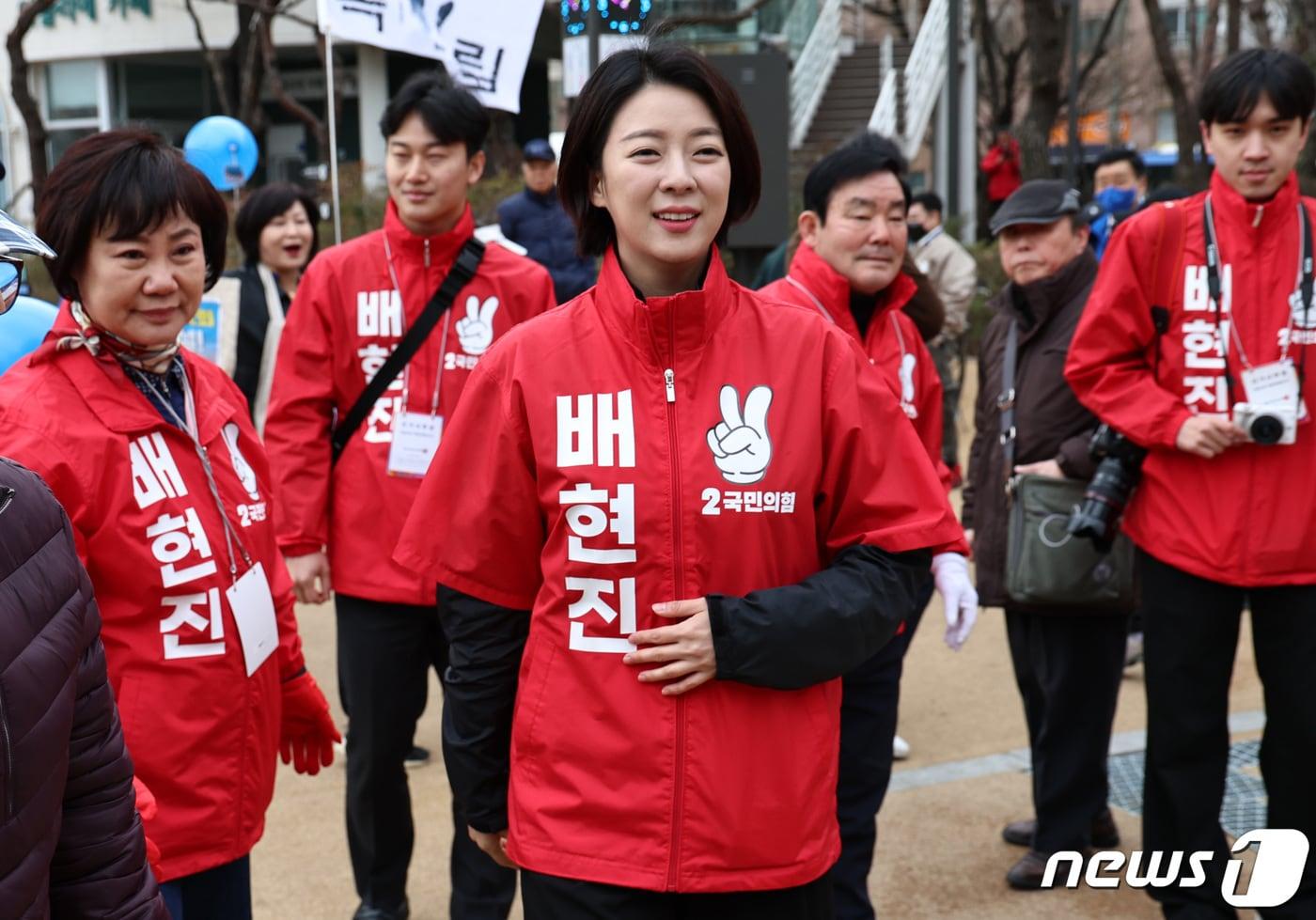 본문 이미지 - 제22대 국회의원선거 서울 송파을에 출마하는 배현진 국민의힘 후보가 30일 오전 서울 송파구 석촌호수 일대에서 지지를 호소하고 있다. 2024.3.30/뉴스1 ⓒ News1 구윤성 기자