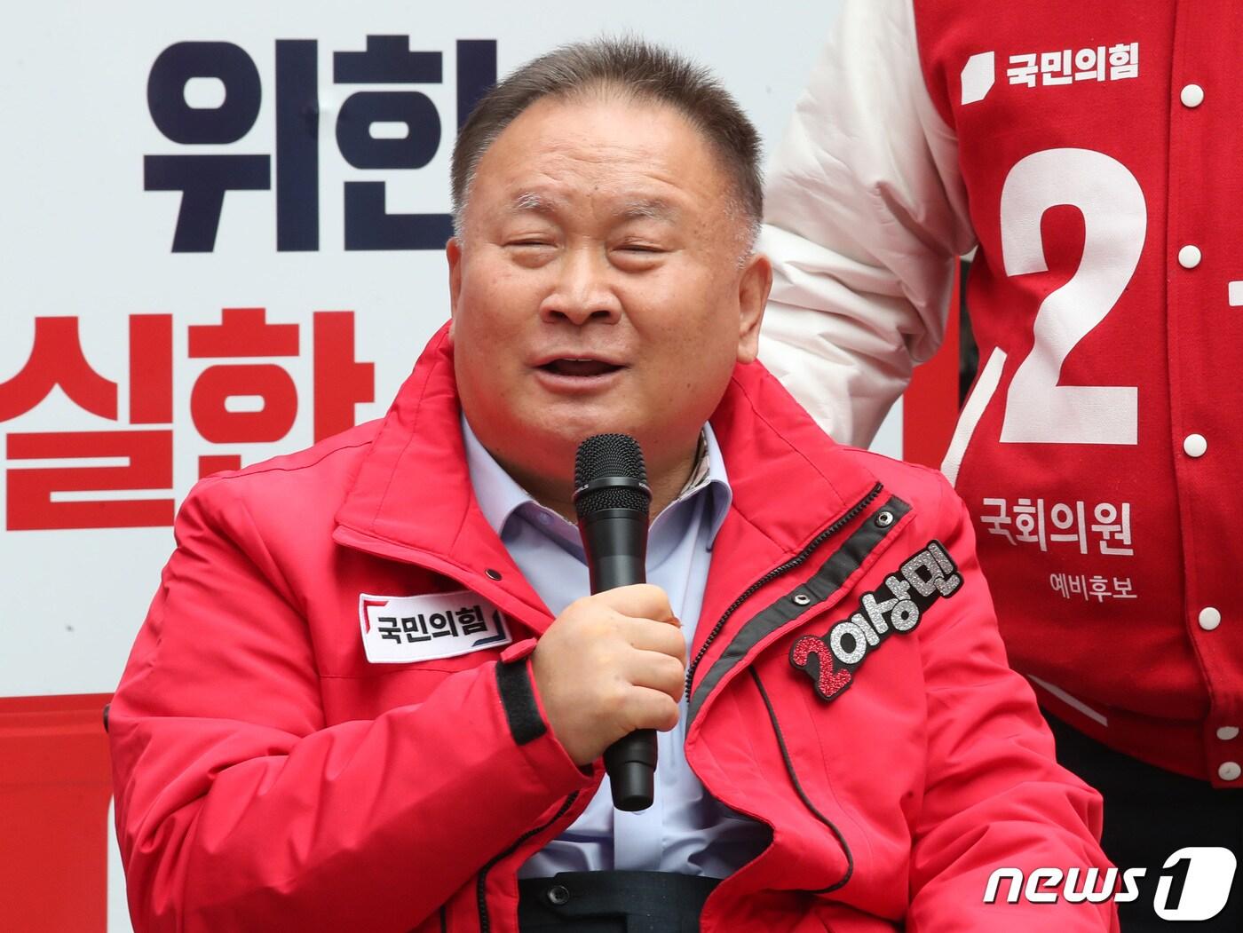 본문 이미지 - 지난 3월 30일 대전 중구 으능정이거리에서 열린 국민의힘 대전시당 합동유세에서 이상민 유성구을 국회의원 후보가 지지를 호소하고 있다. 2024.3.30/뉴스1 ⓒ News1 김기태 기자