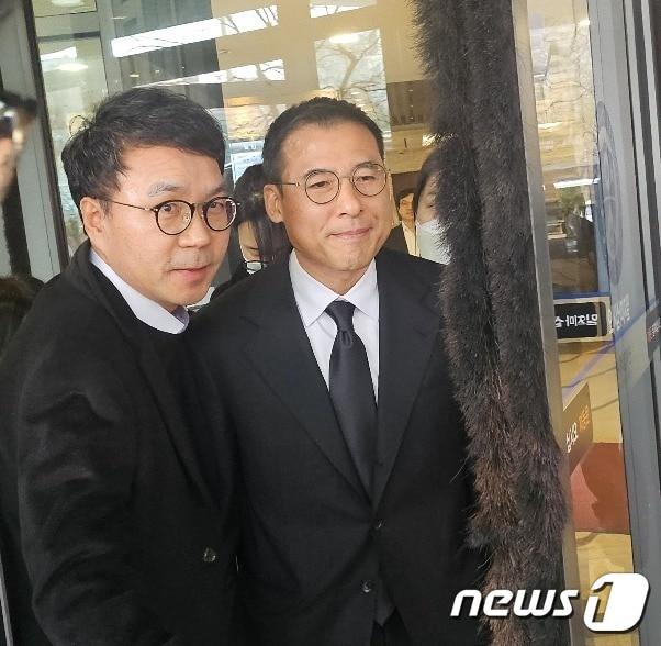 본문 이미지 - 조현문 전 효성 부사장이 30일 부친인 고(故) 조석래 효성그룹 명예회장의 빈소를 조문한 후 떠나고 있다.2024.3.30/공동취재단