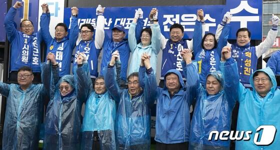 본문 이미지 - 22대 총선 더불어민주당 울산지역 총선 후보자와 선거대책위원회 관계자들이 28일 울산 남구 공업탑로터리에서 합동출정식을 하고 있다. 2024.3.28/뉴스1 ⓒ News1 조민주 기자