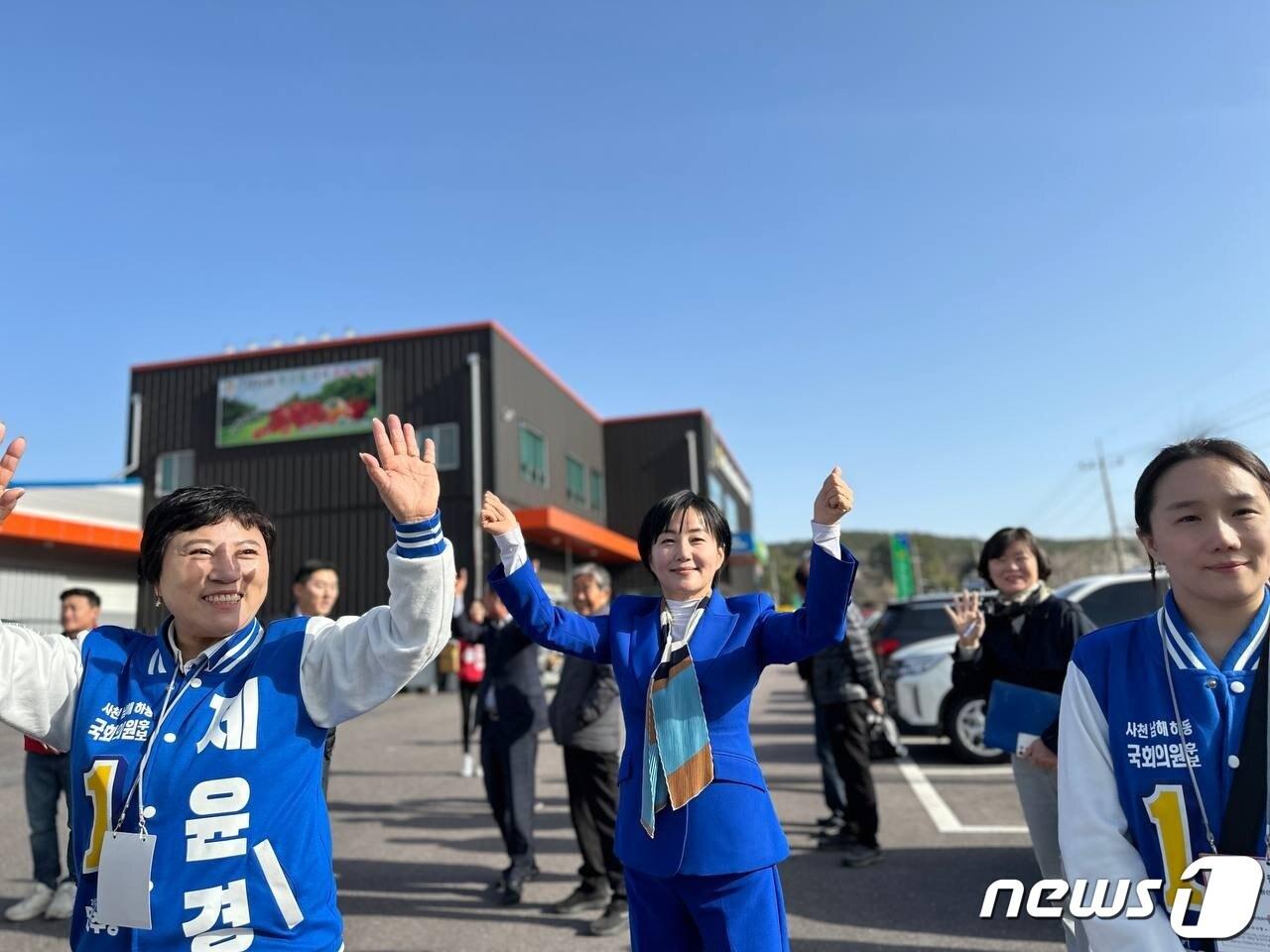 본문 이미지 - 30일 더불어민주당 제윤경 후보가 사천시 곤양면에서 지지 유세를 펼치고 있다.(제윤경 선거사무소 제공)