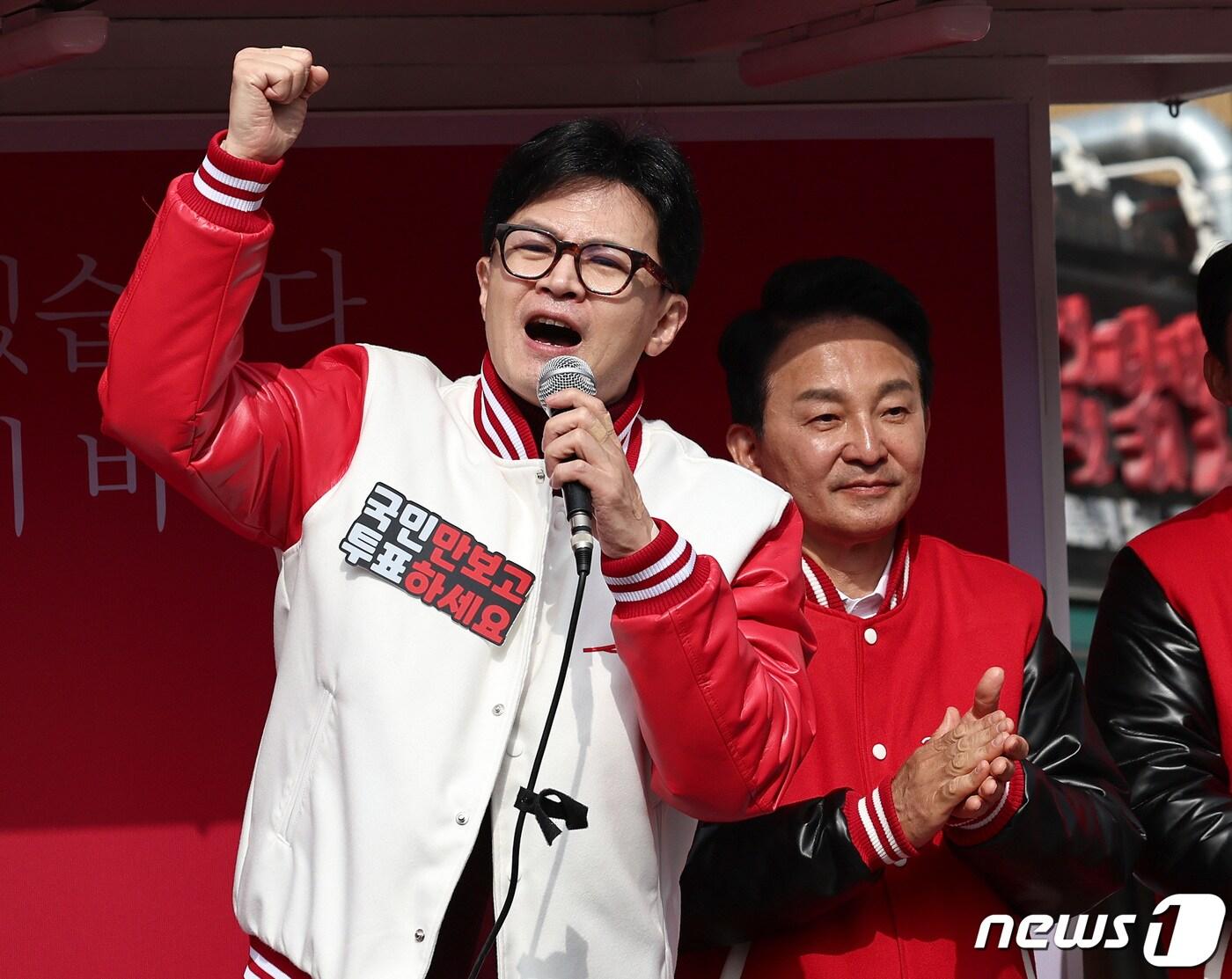 본문 이미지 - 한동훈 국민의힘 비상대책위원장 겸 총괄선거대책위원장이 30일 오후 인천 계양구 계산역 인근에서 원희룡(계양을) 후보에 대한 지지를 호소하고 있다. 2024.3.30/뉴스1 ⓒ News1 구윤성 기자