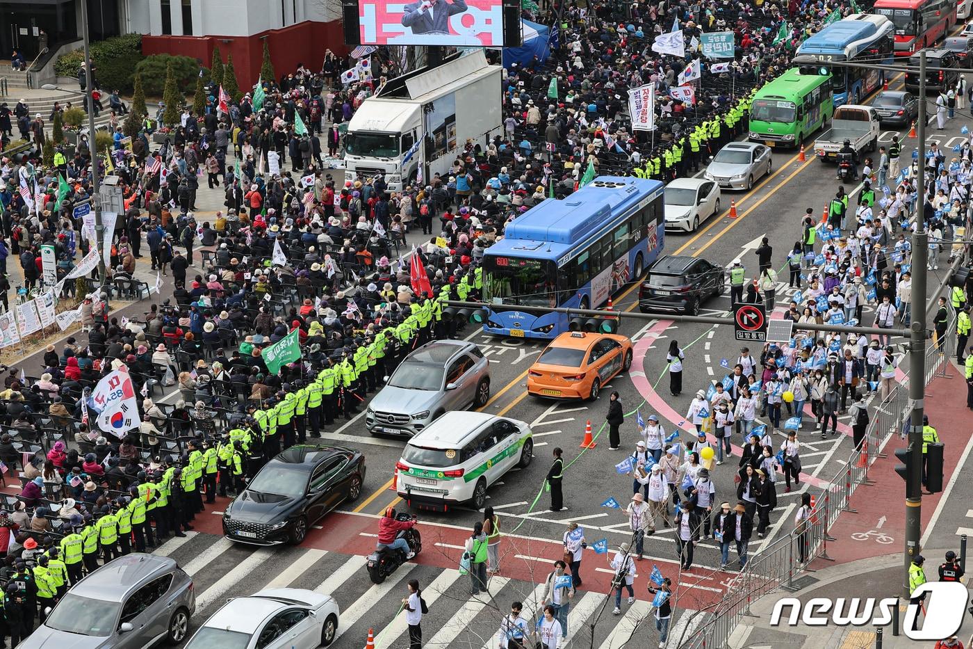 본문 이미지 - 2024년 3월 30일 서울 중구 시청역 인근 세종대로가 집회와 부활절 퍼레이드로 교통정체를 빚고 있다. ⓒ 뉴스1 김도우 기자