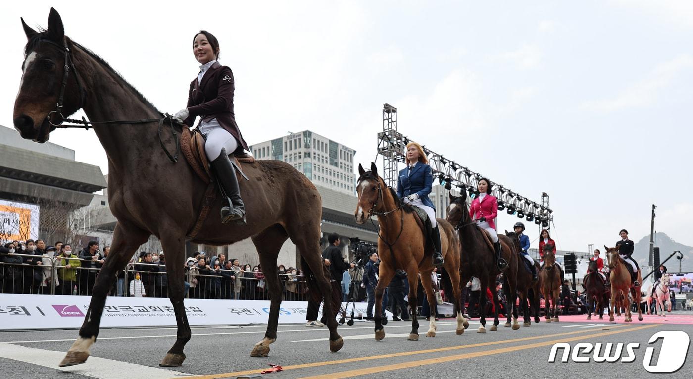 본문 이미지 - 서울 종로구 광화문광장에서 열린 '2024 부활절 퍼레이드'에서 참가자들이 행진을 하고 있다. 2024.3.30 ⓒ 뉴스1 김도우 기자