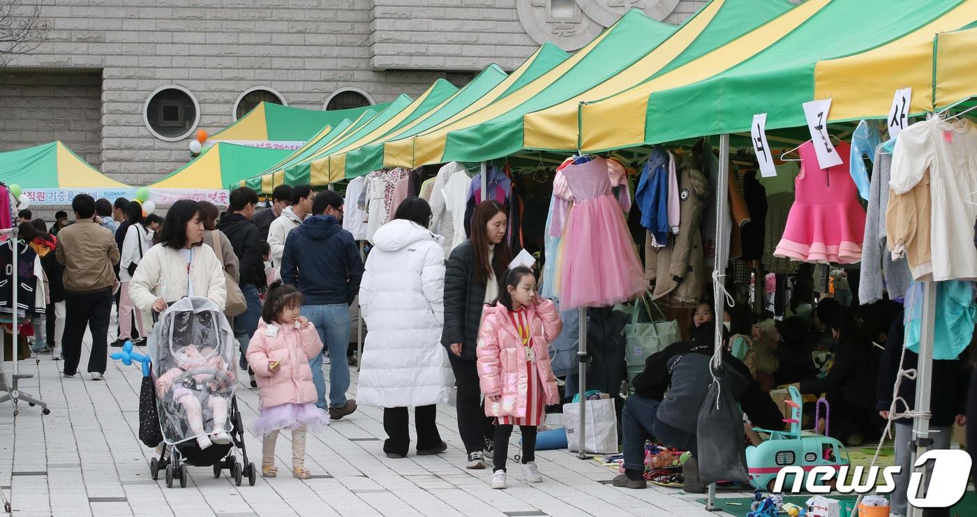 본문 이미지 - 3월 대전 유성구 한국조폐공사 대전 화폐박물관 광장에서 벚꽃축제의 일환으로 열린 행복장터 '제9회 벼룩시장’ 및 ‘온기나눔 음악회’. ⓒ News1 김기태 기자