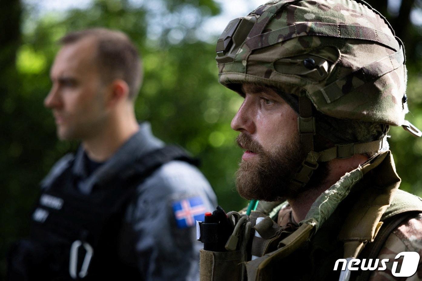 본문 이미지 - 24일&#40;현지시간&#41; 영국 육군이 우크라이나군과 합동 훈련에 나선 모습. 2023.06.24/ ⓒ 로이터=뉴스1 ⓒ News1 박재하 기자