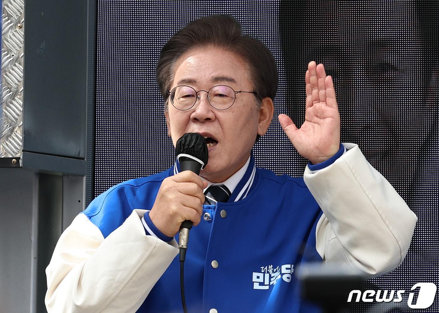 본문 이미지 - 이재명 더불어민주당 대표 겸 상임공동선거대책위원장이 30일 오전 서울 송파구 석촌호수 인근에서 송기호(송파을) 후보 지원유세를 하고 있다. 2024.3.30/뉴스1 ⓒ News1 구윤성 기자