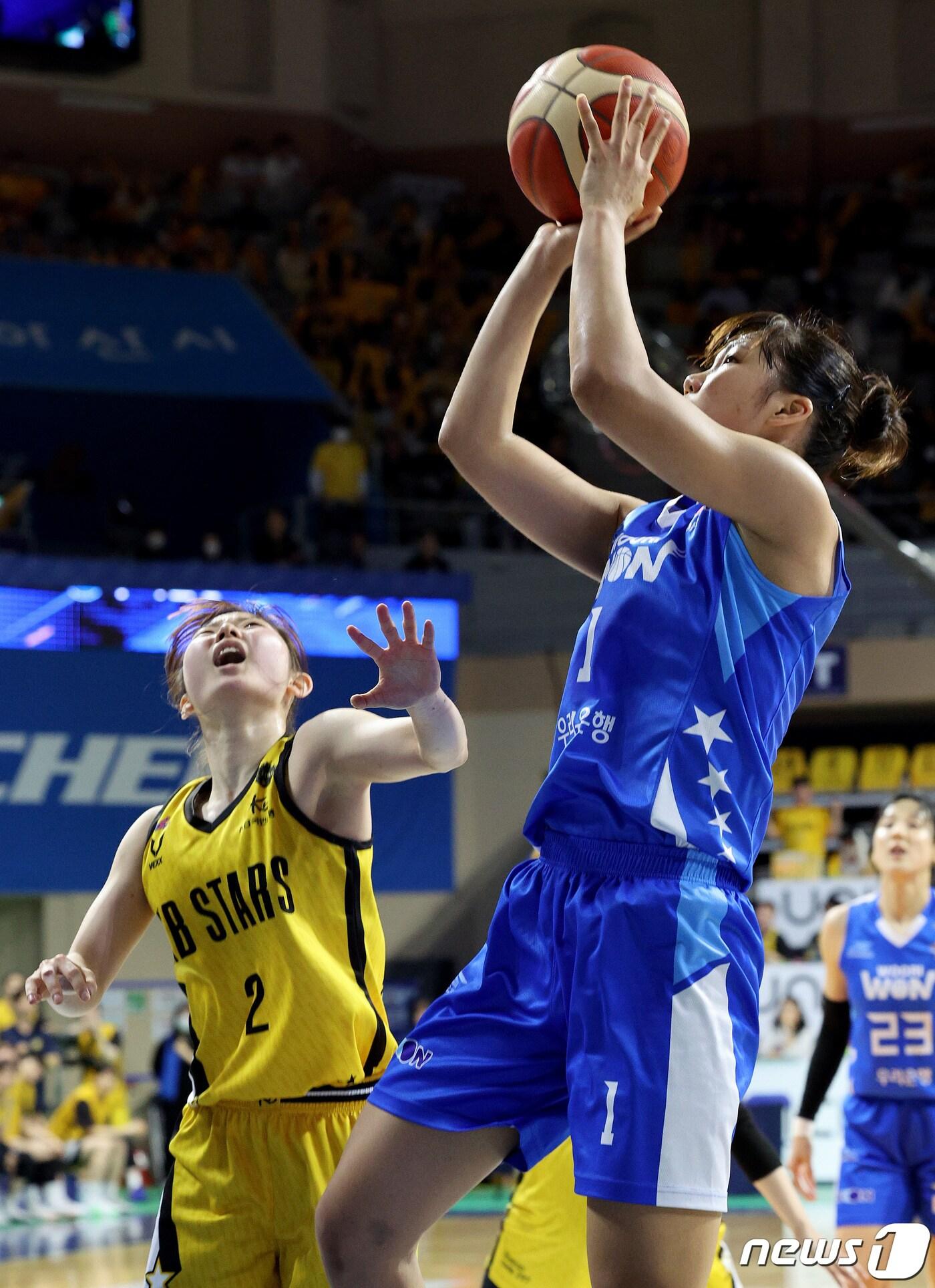 본문 이미지 - 30일 오후 충남 아산 이순신체육관에서 열린 우리은행WON 2023-24 여자프로농구 챔피언결정전 4차전 아산 우리은행과 청주 KB스타즈의 경기에서 우리은행 박지현이 골밑 슛하고 있다. 2024.3.30/뉴스1 ⓒ News1 장수영 기자