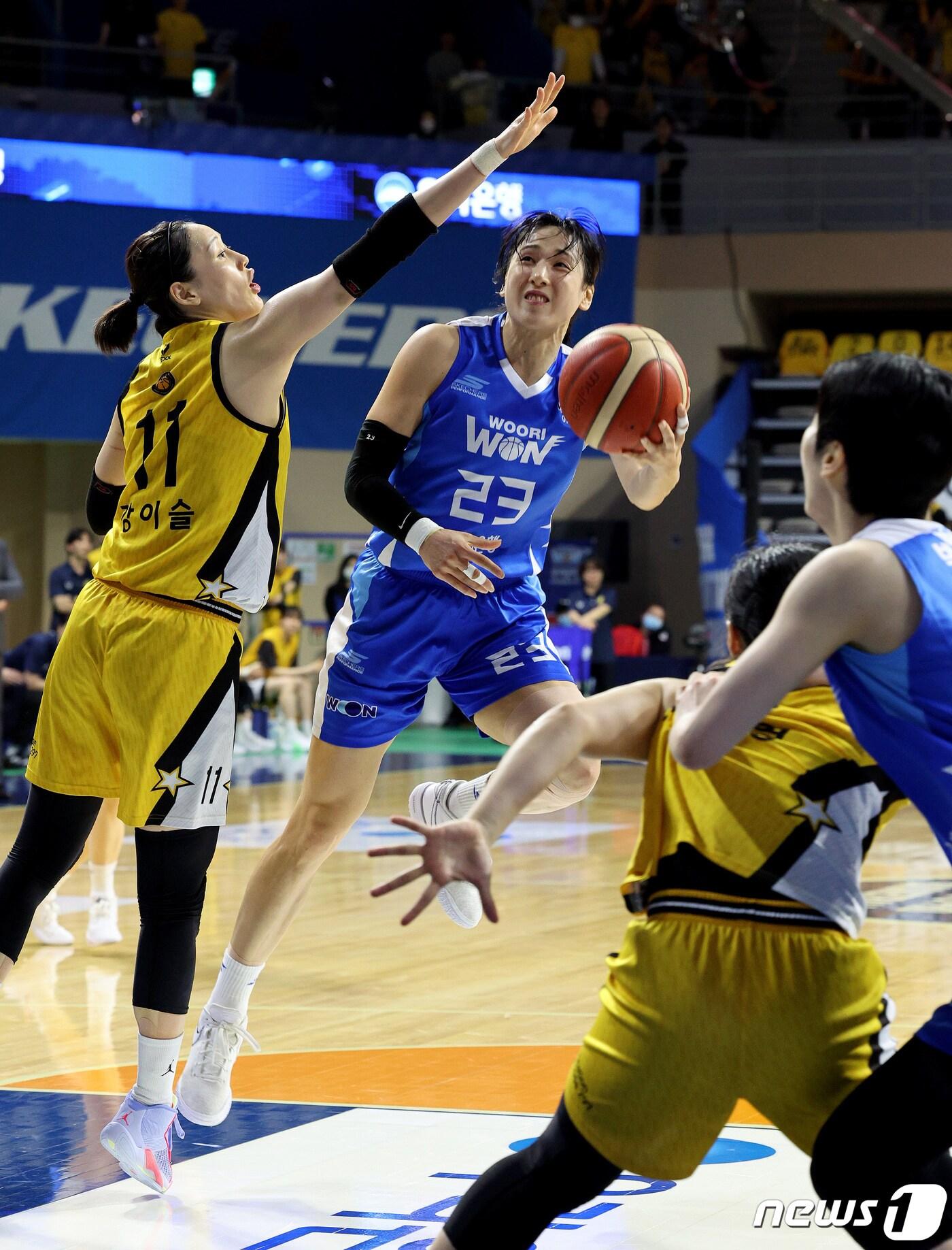 본문 이미지 - 30일 오후 충남 아산 이순신체육관에서 열린 우리은행WON 2023-24 여자프로농구 챔피언결정전 4차전 아산 우리은행과 청주 KB스타즈의 4차전에서 우리은행 김단비가 수비를 따돌리며 슛을 시도하고 있다. 2024.3.30/뉴스1 ⓒ News1 장수영 기자