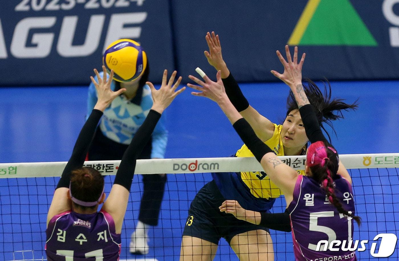 본문 이미지 - 30일 오후 경기 수원시 장안구 수원실내체육관에서 열린 프로배구 ‘도드람 2023~2024 V리그’ 여자부 챔피언결정전 2차전 흥국생명과 현대건설의 경기, 현대건설 정지윤이 공격을 하고 있다. (현대건설 배구단 제공) 2024.3.30/뉴스1