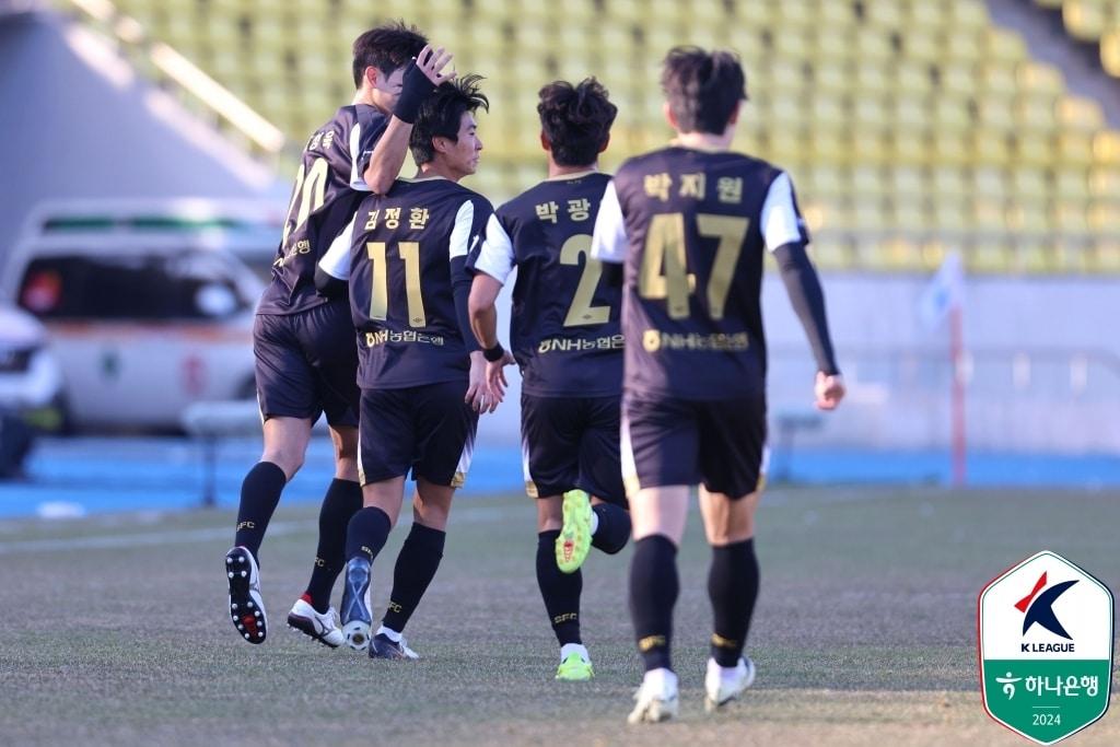 본문 이미지 - 4경기 만에 첫승을 기록한 성남FC(한국프로축구연맹 제공)