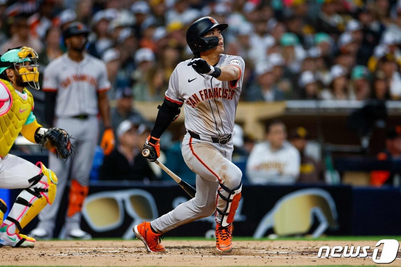 이정후가 29일&#40;현지시간&#41; 미국 캘리포니아주 샌디에이고 펫코 파크에서 열린 샌프란시스코 자이언츠와 샌디에이고 파드리스의 경기, 2초 1사 주자없는 상황에서 타격을 하고 있다. 이정후는 이날 경기에서 5타수 2안타 1타점을 기록해 MLB 데뷔 첫 멀티히트를 기록하며 팀 승리에 기여했다. 2024.3.30 ⓒ AFP=뉴스1 ⓒ News1 김도우 기자