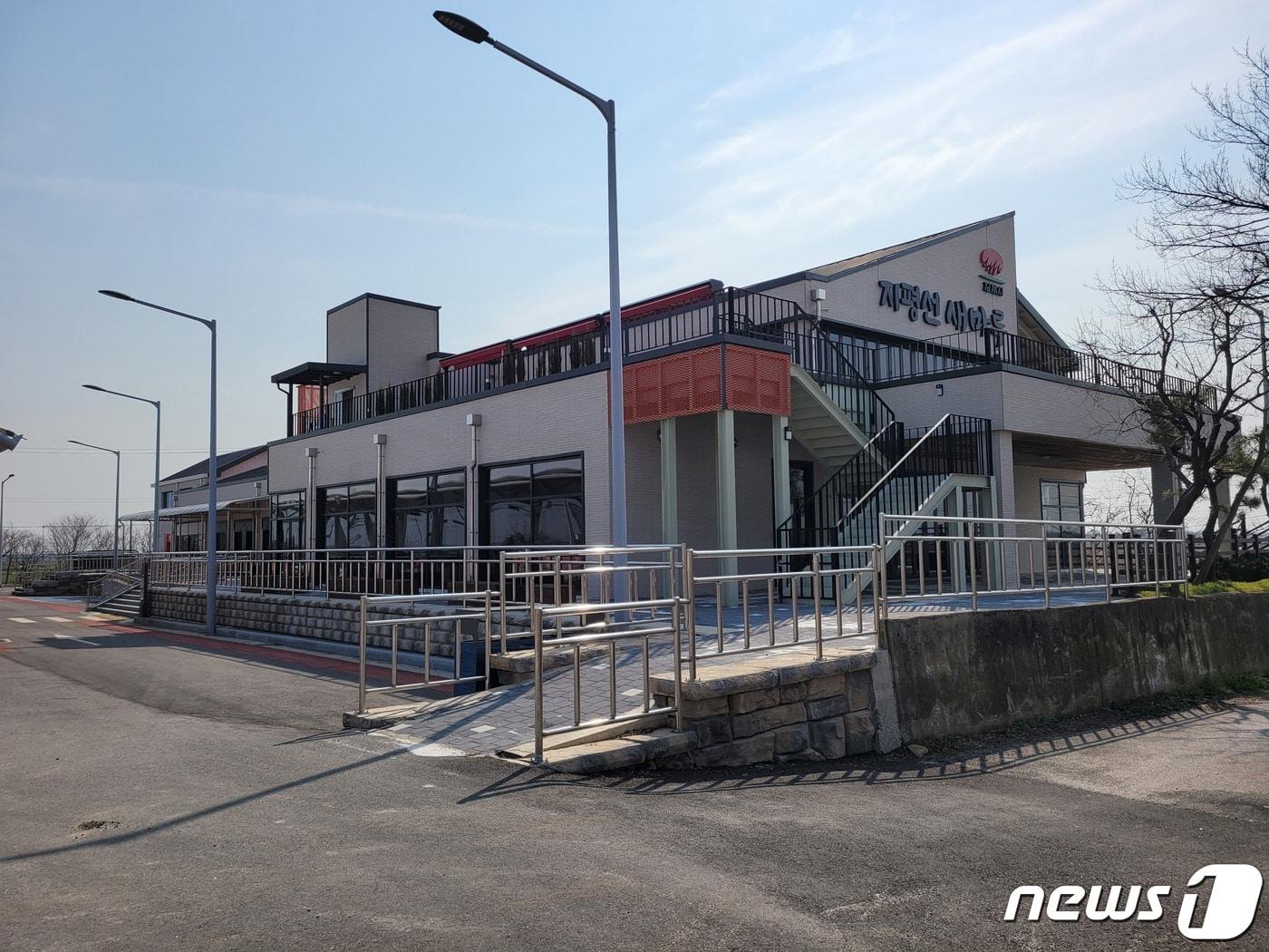 본문 이미지 - 12년간 방치됐던 옛 동진강 휴게소가 리모델링을 거져 '지평선 새마루'로 오는 5월 새롭게 문을 연다.(김제시 제공) 2024.3.31/뉴스1