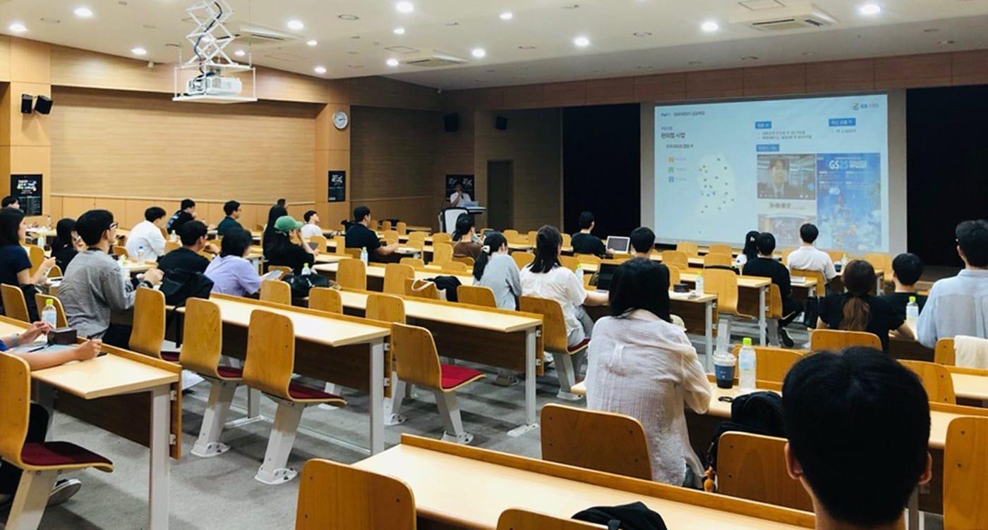 본문 이미지 - GS리테일 채용 담당자가 강원대 캠퍼스에서 취업 준비생을 대상으로 취업 설명회를 하고 있다(GS리테일 제공).