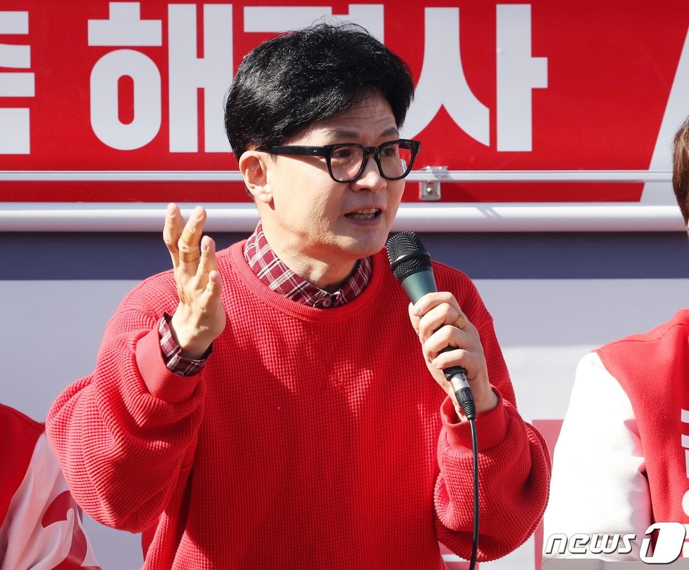 본문 이미지 - 한동훈 국민의힘 총괄선거대책위원장이 31일 경기 성남시 분당구 오리역광장에서 김은혜(성남분당을), 윤용근(성남중원), 장영하(성남수정) 후보의 지원 유세를 하고 있다. 2024.3.31/뉴스1 ⓒ News1 송원영 기자