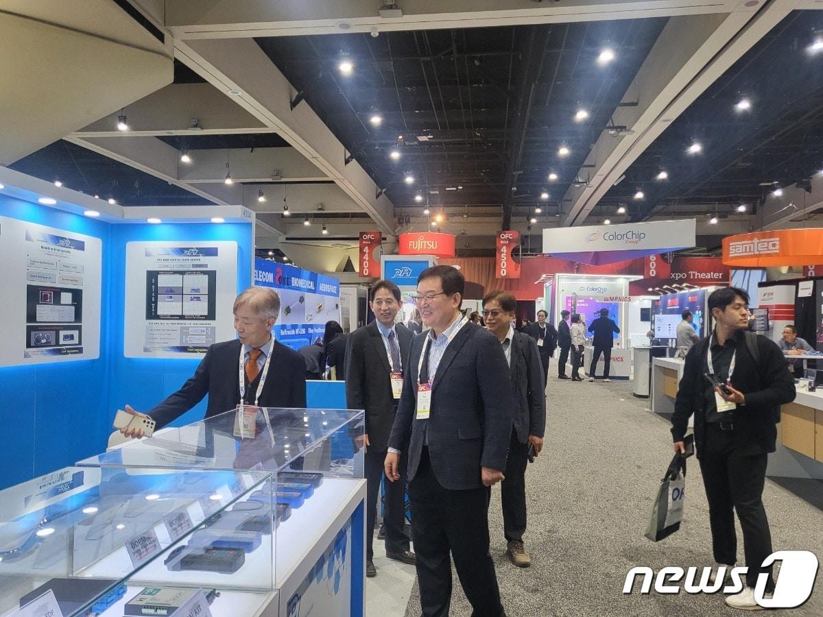 본문 이미지 - 광주 북구 광융합무역촉딘단이 미국 샌디에이고 세계 광통신 박람회에서 현지 바이어 초청 수출상담회를 진행하고 있는 모습. (광주 북구 제공)2024.3.31/뉴스1