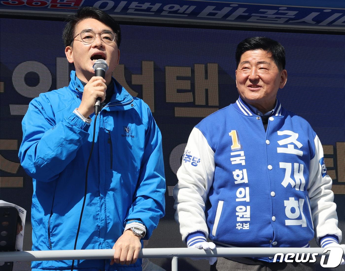 본문 이미지 - 박용진 더불어민주당 의원이 31일 서울 송파구 올림픽공원역 인근에서 조재희 송파갑 후보 지원 유세를 하고 있다. 2024.3.31/뉴스1 ⓒ News1 송원영 기자