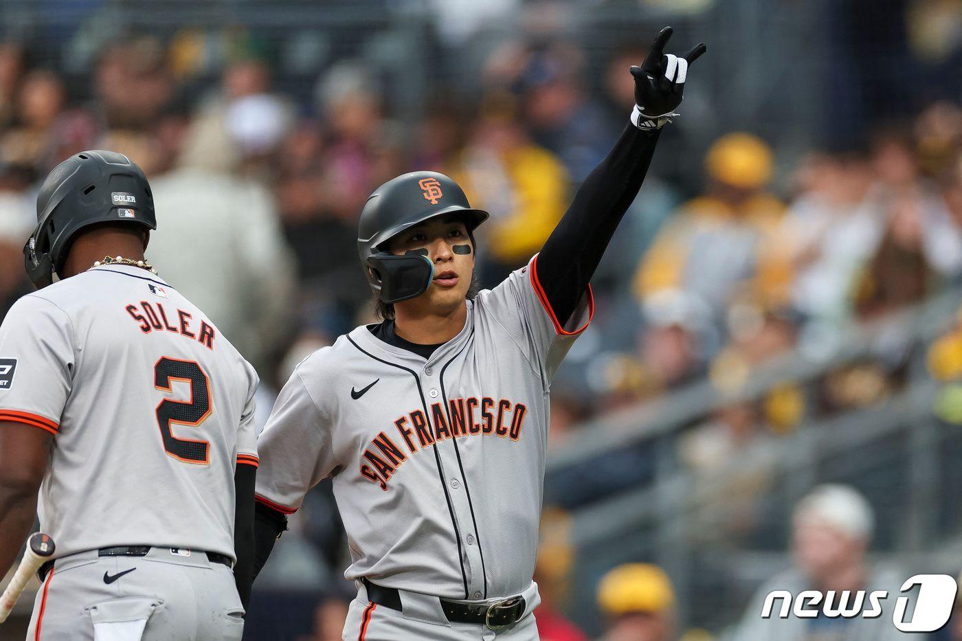 본문 이미지 - 이정후가 31일 샌디에이고전에서 MLB 데뷔 첫 홈런을 날렸다. ⓒ AFP=뉴스1