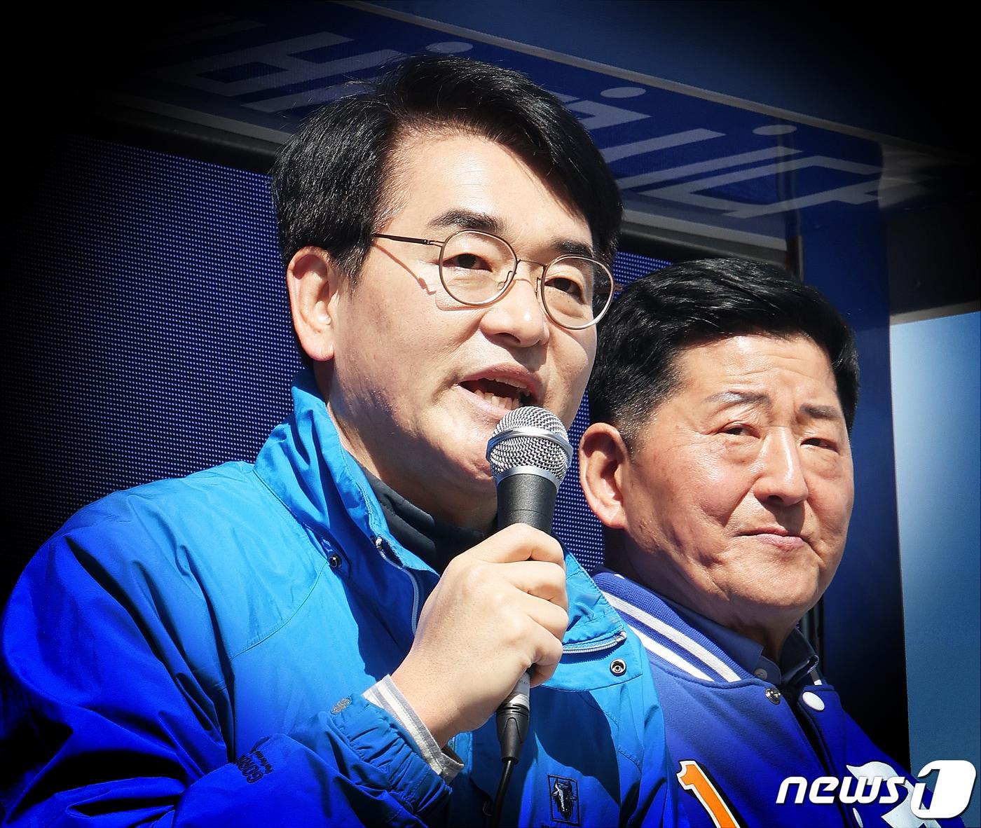 본문 이미지 - 박용진 더불어민주당 의원이 31일 서울 송파구 올림픽공원역 인근에서 조재희 송파갑 후보 지원 유세를 하고 있다. 2024.3.31/뉴스1 ⓒ News1 송원영 기자