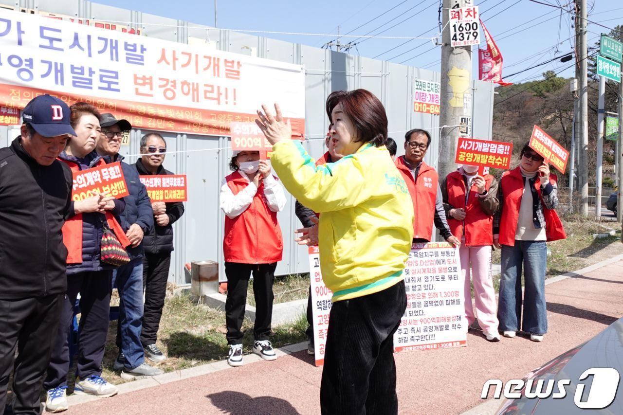 본문 이미지 - 31일 오후 녹색정의당 심상정 후보(고양갑)가 목암지역주택조합을 방문해 지지를 호소하고 있다. (심상정 선거사무실 제공)