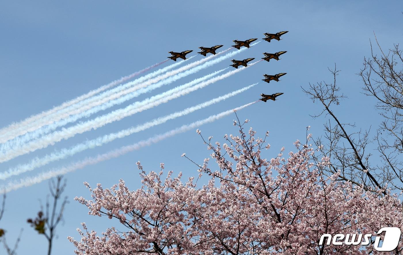 공군 특수비행팀 블랙이글스가 3월31일 오후 서울 마포대교 인근에서 여의도 봄꽃축제 축하 에어쇼를 펼치고 있다. 2024.3.31/뉴스1 ⓒ News1 박지혜 기자