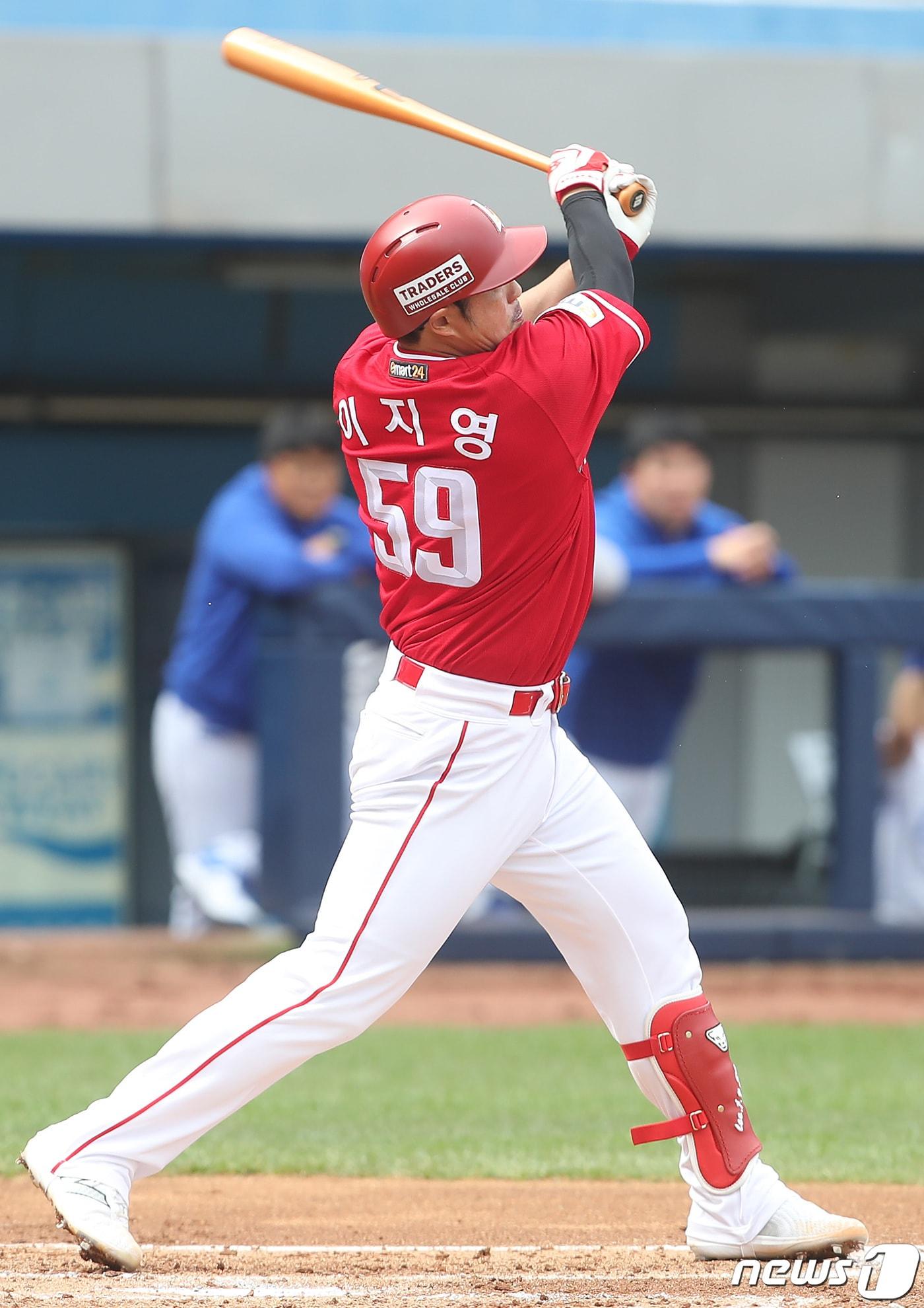 본문 이미지 - 31일 오후 대구 삼성라이온즈파크에서 열린 프로야구 '2024 신한은행 SOL KBO리그' SSG 랜더스와 삼성 라이온즈의 경기, 2회초 1사 만루 상황 SSG 8번타자 이지영이 좌익수 방면 1타점 적시타를 치고 있다. 2024.3.31/뉴스1 ⓒ News1 공정식 기자