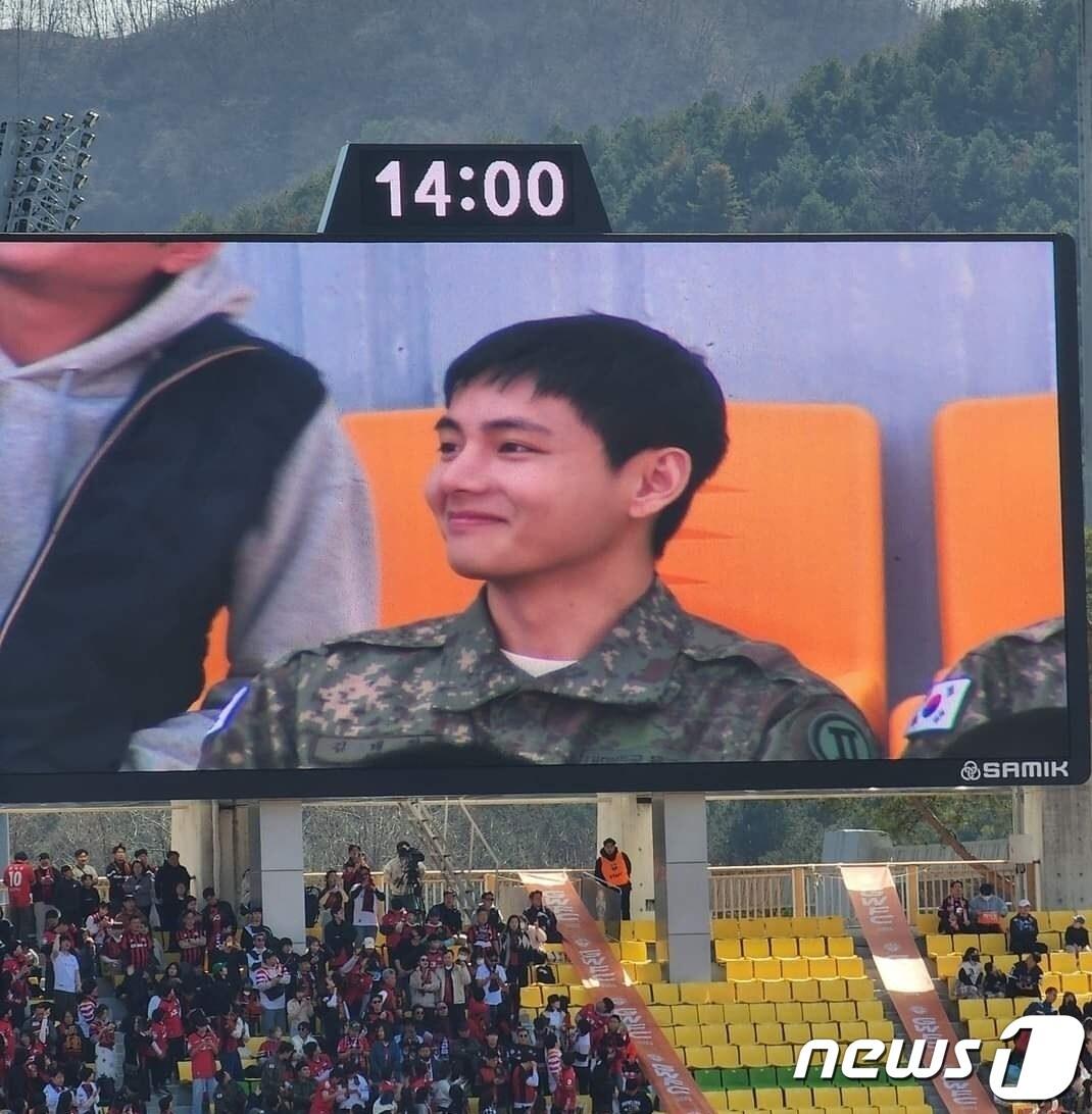 본문 이미지 - 강원 춘천에서 군 복무 중인 그룹 방탄소년단(BTS) 멤버 뷔(본명 김태형)이 강원FC 홈구장인 춘천송암스포츠타운을 찾았다. 이날 송암스포츠타운에서는 ‘하나은행 K리그1 2024’ 4라운드 강원FC와 FC서울의 경기가 치러졌다.(온라인 커뮤니티 캡쳐)/뉴스1