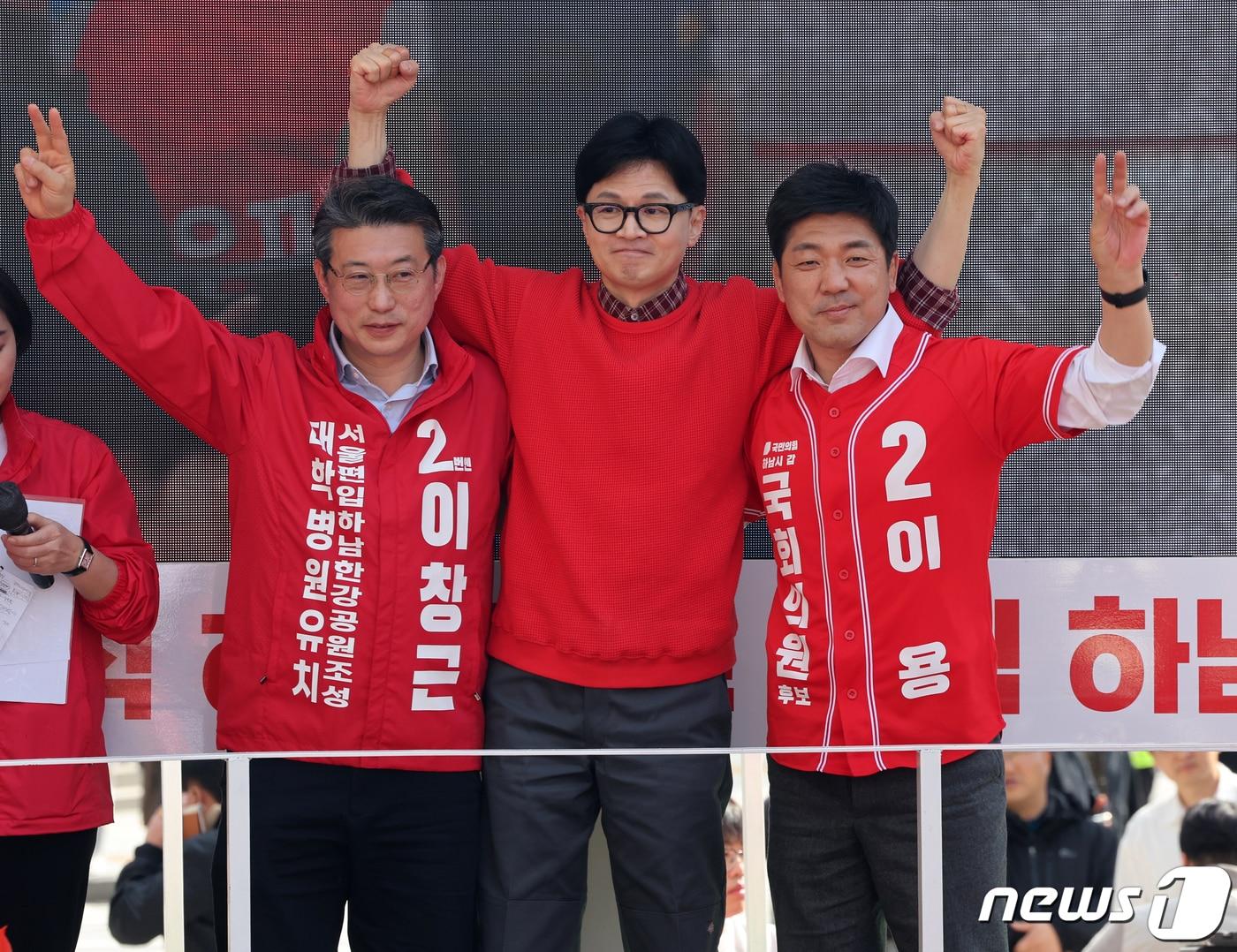 본문 이미지 - 한동훈 국민의힘 총괄선거대책위원장이 31일 경기 하남시 스타필드시티 위례점 앞에서 이용 하납갑 후보와 이찬근 하남을 후보와 함께 유세를 하고 있다. 2024.3.31/뉴스1 ⓒ News1 송원영 기자