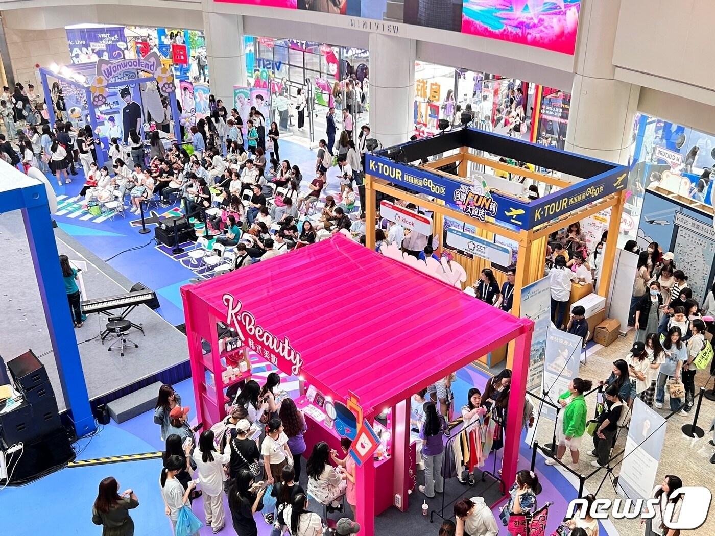 본문 이미지 - 2024 광저우 K-관광 로드쇼 행사장(Onelink walk) 전경(문화체육관광부 제공)