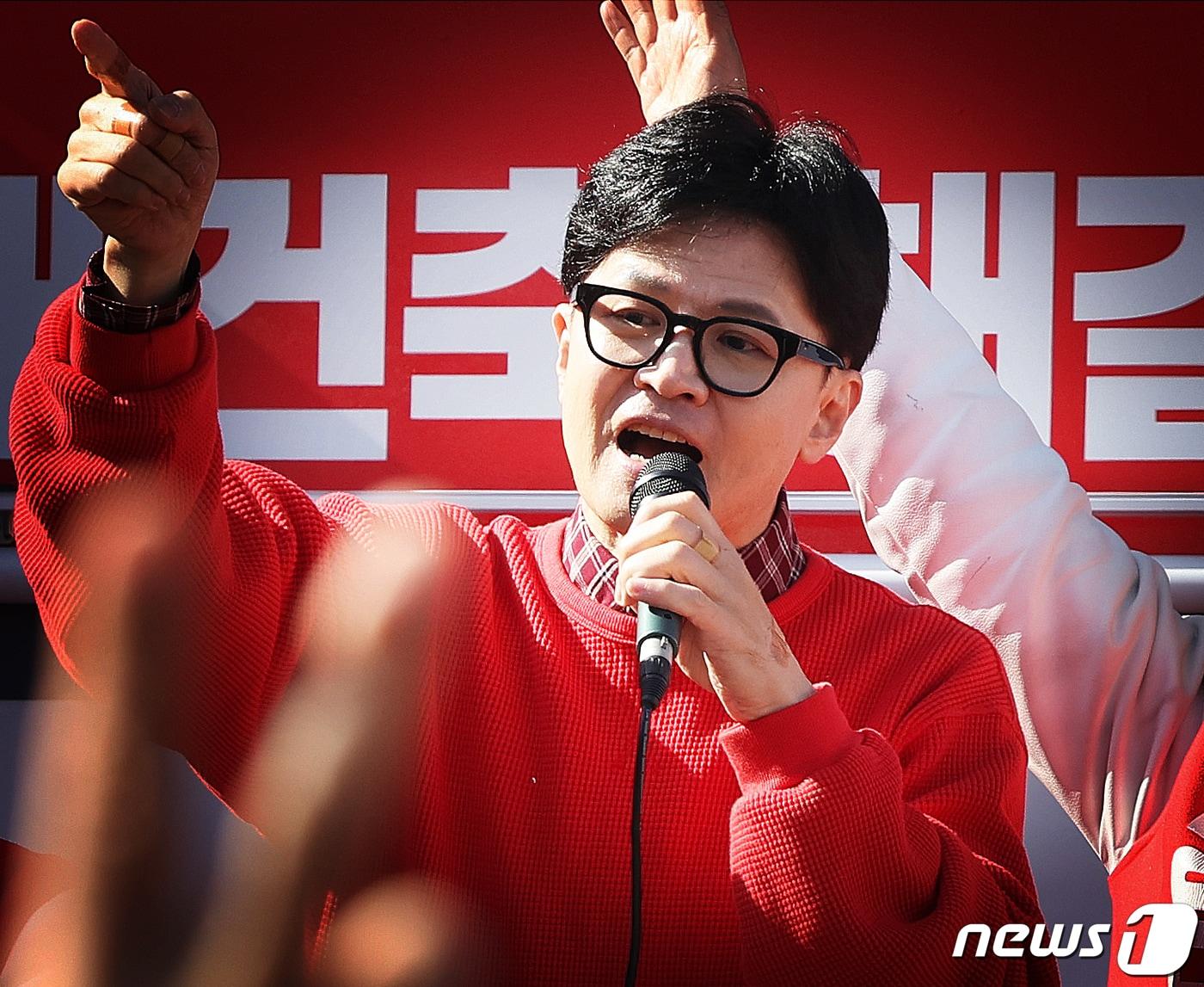 본문 이미지 - 한동훈 국민의힘 총괄선거대책위원장이 31일 경기 성남시 분당구 오리역광장에서 지원 유세를 하고 있다. 2024.3.31/뉴스1 ⓒ News1 송원영 기자