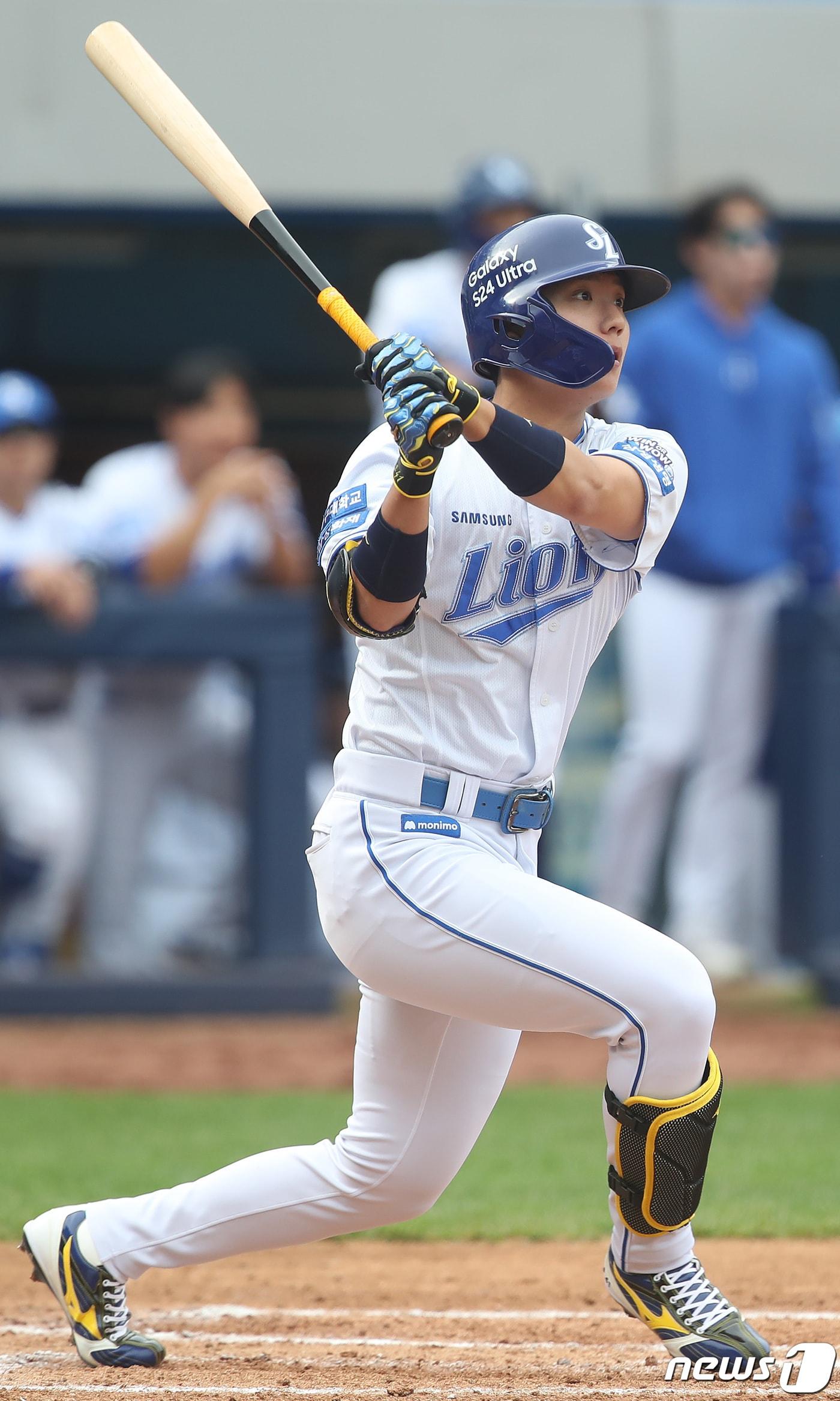 본문 이미지 - 31일 오후 대구 삼성라이온즈파크에서 열린 프로야구 &#39;2024 신한은행 SOL KBO리그&#39; SSG 랜더스와 삼성 라이온즈의 경기, 6회말 1사 주자 없는 상황 삼성 1번타자 김현준이 우익수 방면 2루타를 치고 있다. 2024.3.31/뉴스1 ⓒ News1 공정식 기자