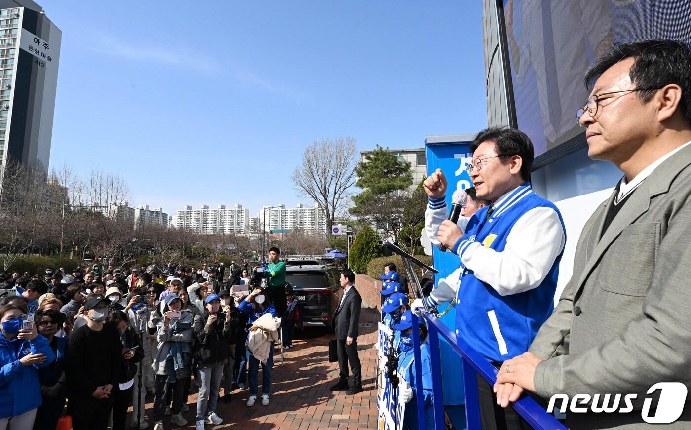 본문 이미지 - 제22대 총선 인천계양을에 출마한 이재명 더불어민주당 대표와 배우 이기영이 31일 오후 인천 계양구 서운동성당 앞에서 시민들에게 지지를 호소하고 있다. (공동취재)/뉴스1 ⓒ News1 임세영 기자
