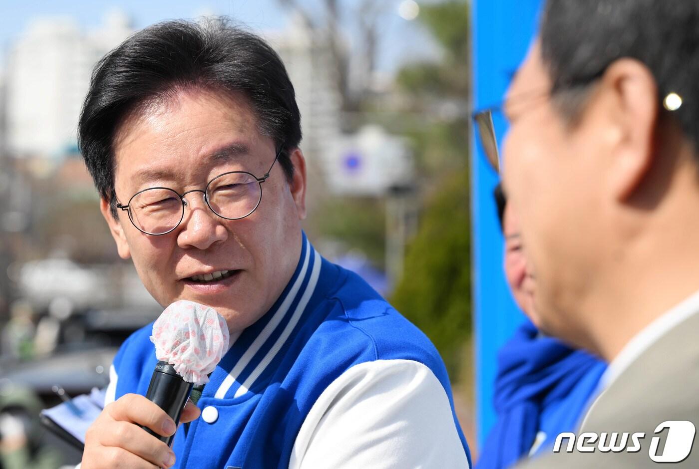본문 이미지 - 제22대 총선 인천계양을에 출마한 이재명 더불어민주당 대표와 배우 이기영이 31일 오후 인천 계양구 서운동성당 앞에서 시민들에게 지지를 호소하고 있다. (공동취재) 2024.3.31/뉴스1 ⓒ News1 임세영 기자