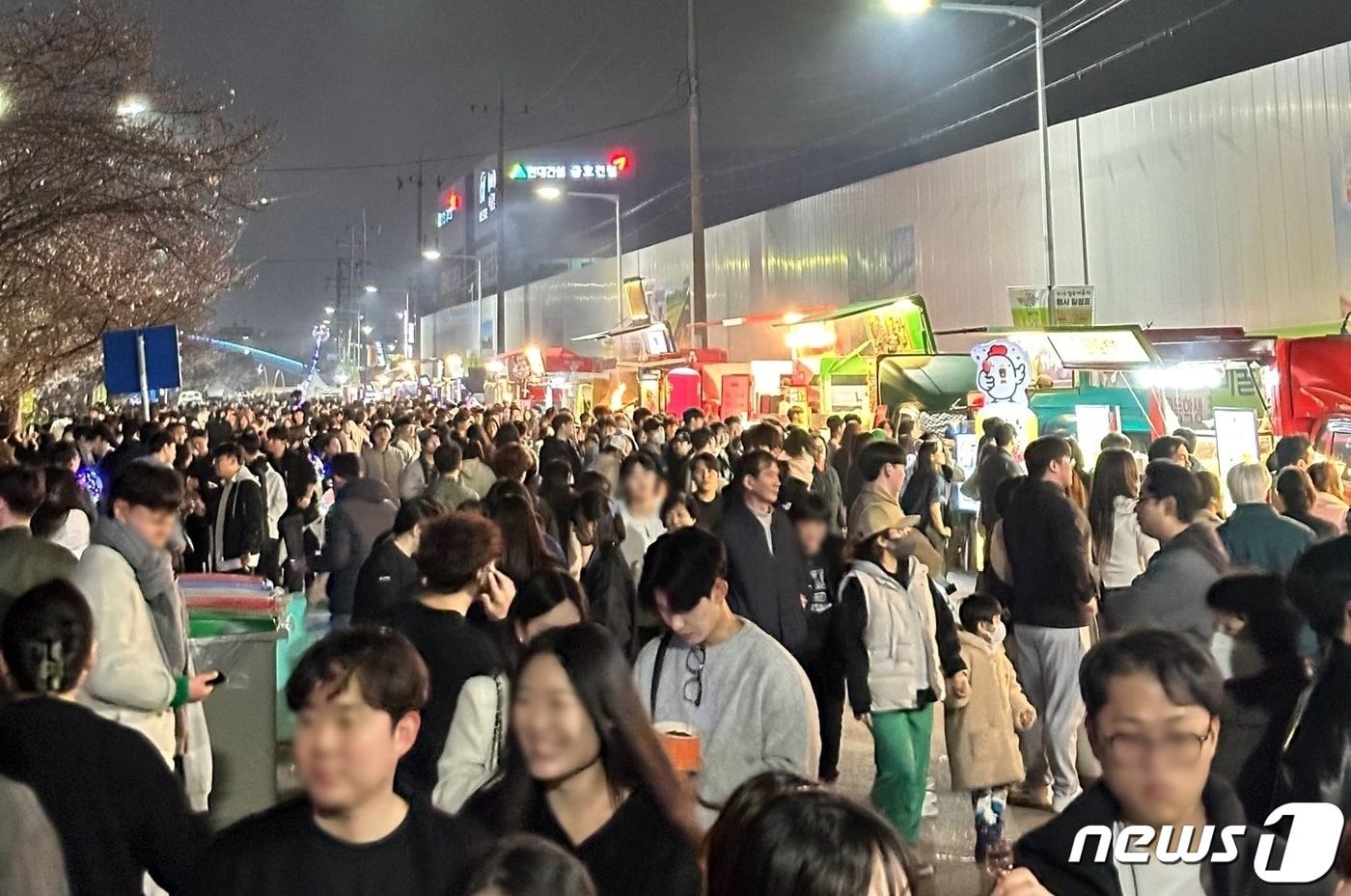 청주 '벚꽃과 함께하는 푸드트럭 축제'(청주시 제공)