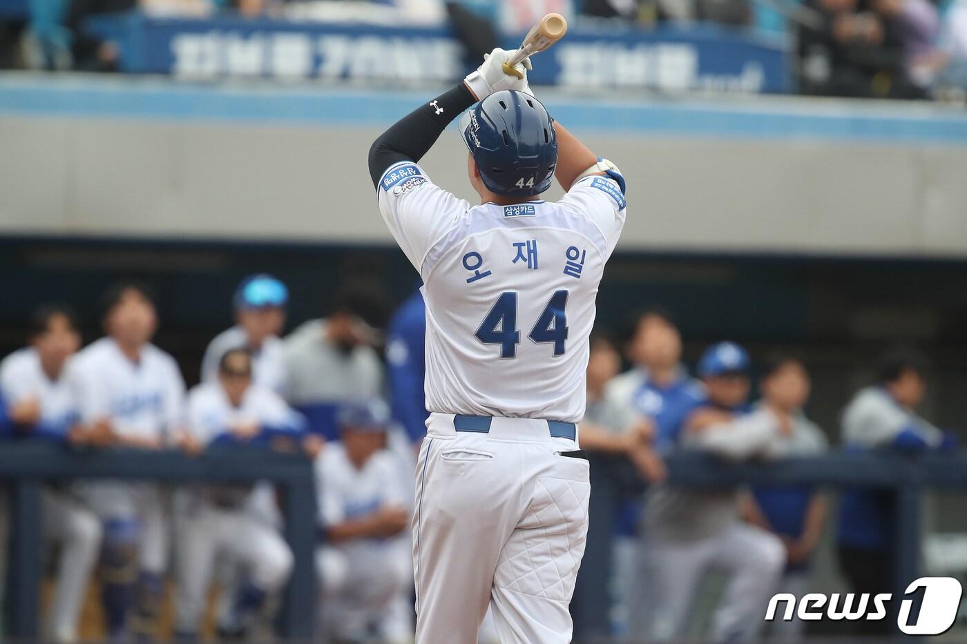 31일 오후 대구 삼성라이온즈파크에서 열린 프로야구 '2024 신한은행 SOL KBO리그' SSG 랜더스와 삼성 라이온즈의 경기, 9회말 2사 1,2루 상황 삼성 6번타자 오재일이 삼진 아웃을 당한 뒤 아쉬워하고 있다. 2024.3.31/뉴스1 ⓒ News1 공정식 기자