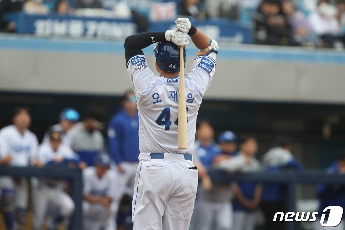 본문 이미지 - 31일 오후 대구 삼성라이온즈파크에서 열린 프로야구 '2024 신한은행 SOL KBO리그' SSG 랜더스와 삼성 라이온즈의 경기, 9회말 2사 1,2루 상황 삼성 6번타자 오재일이 삼진 아웃을 당한 뒤 아쉬워하고 있다. 2024.3.31/뉴스1 ⓒ News1 공정식 기자