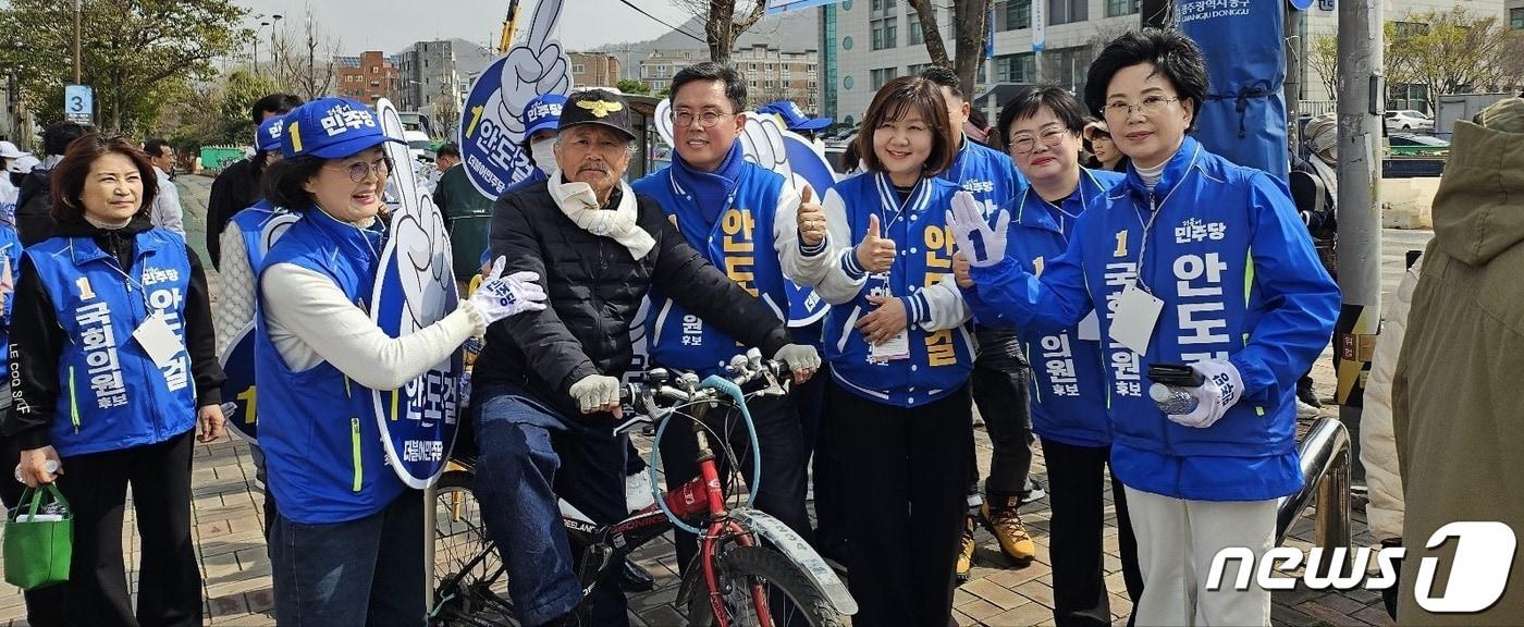 본문 이미지 - 광주 동남을에 출마한 안도걸 더불어민주당 후보가 광주 동구 조선대학교 앞에서 유세를 하고 있다.(후보측 제공)2024.3.31./뉴스1