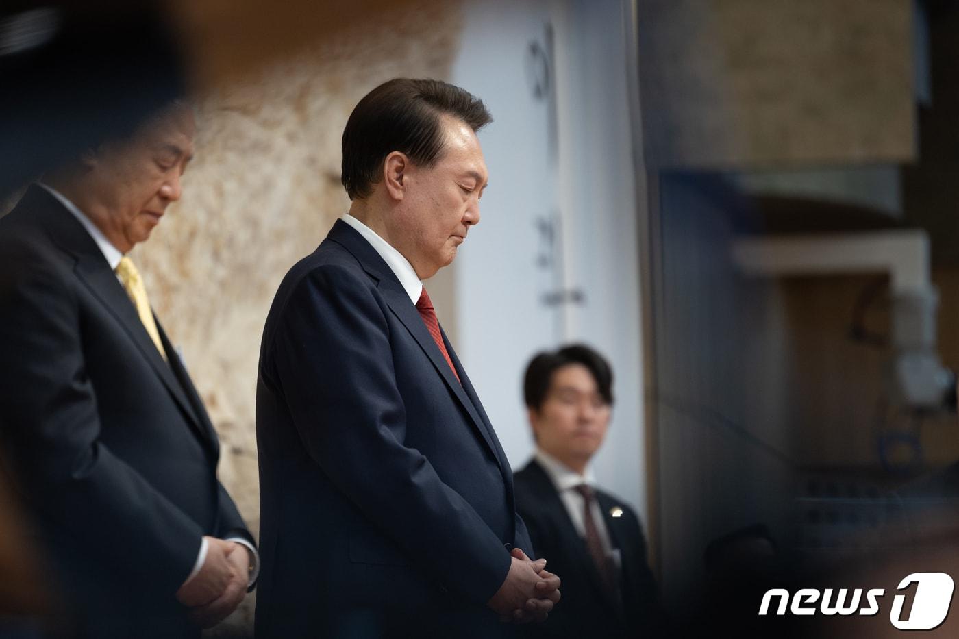 본문 이미지 - 2024년 3월 31일 당시 윤석열 대통령이 서울 강동구 명성교회에서 열린 2024 한국교회 부활절 연합예배에 참석해 기도하고 있는 모습. (대통령실 제공) 2024.3.31 ⓒ 뉴스1 안은나 기자