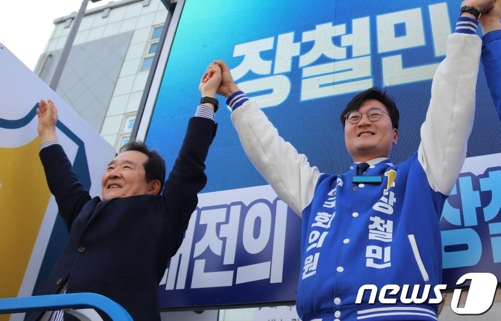 본문 이미지 - 정세균 전 국무총리(왼쪽)가 31일 대전 동구 중앙시장에서 더불어민주당 장철민 후보 지원 유세를 하고 있다. (장 후보 선거사무소 제공) /뉴스1