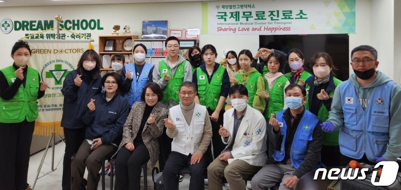 본문 이미지 - 3일 부산 온종합병원 그린닥터스 국제진료센터에서 그린닥터스 의료진과 봉사자들이 기념사진을 찍고 있다.(온종합병원 제공)