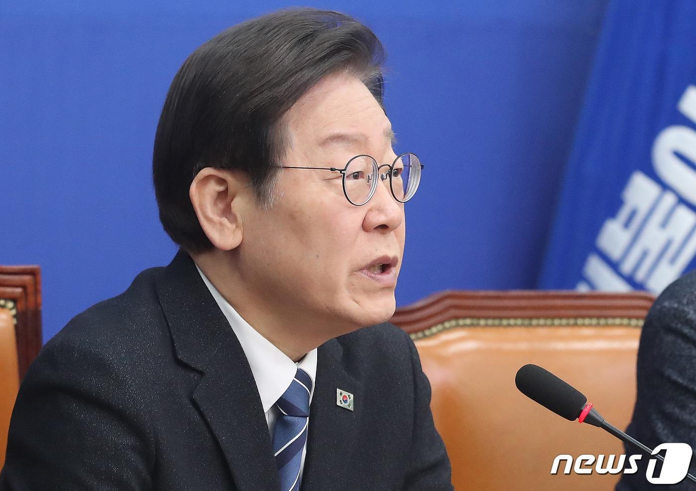 본문 이미지 - 이재명 더불어민주당 대표가 4일 오전 서울 여의도 국회에서 열린 최고위원회의에서 발언을 하고 있다. 2024.3.4/뉴스1 ⓒ News1 임세영 기자
