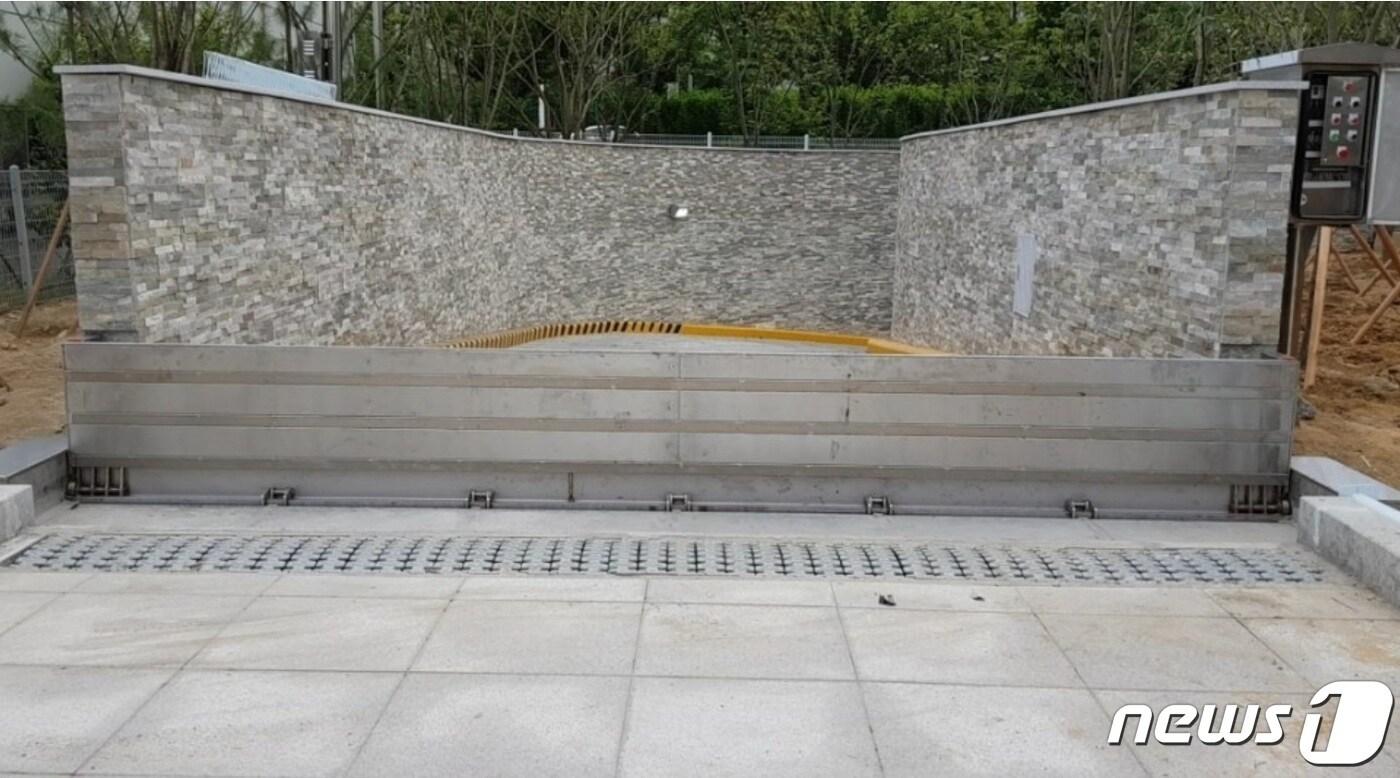 용인시의 한 아파트 지하주차장 입구에 설치돼 있는 자동식 물막이판 모습.(용인시 제공)