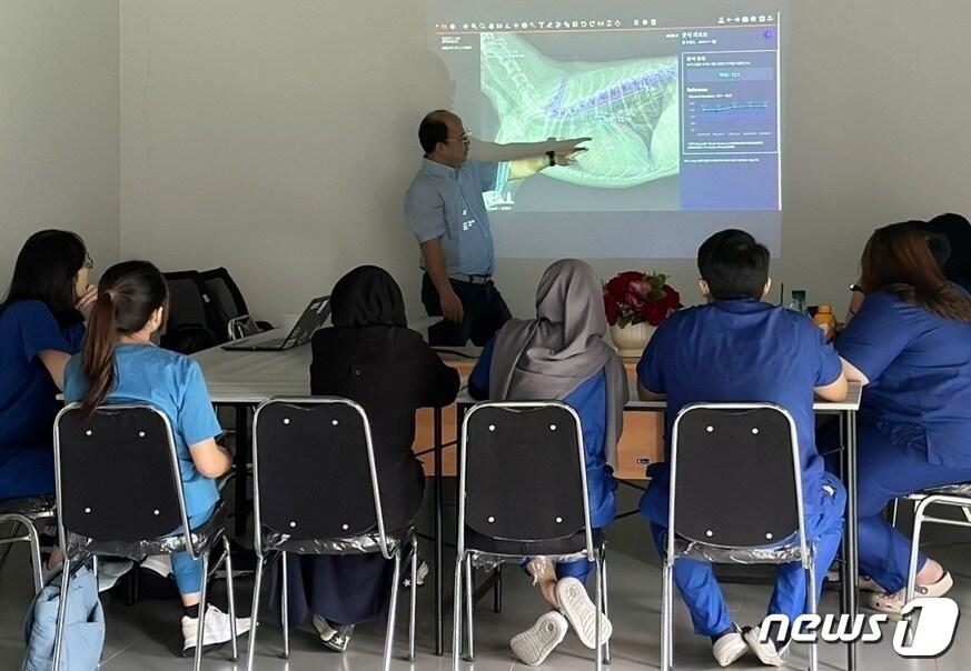 본문 이미지 - 오이세 코벳 대표가 인도네시아 자카르타 메디벳동물병원 관계자들을 대상으로 AI시대 방사건 검사 활용법을 강의하고 있다.&#40;코벳 제공&#41; ⓒ 뉴스1
