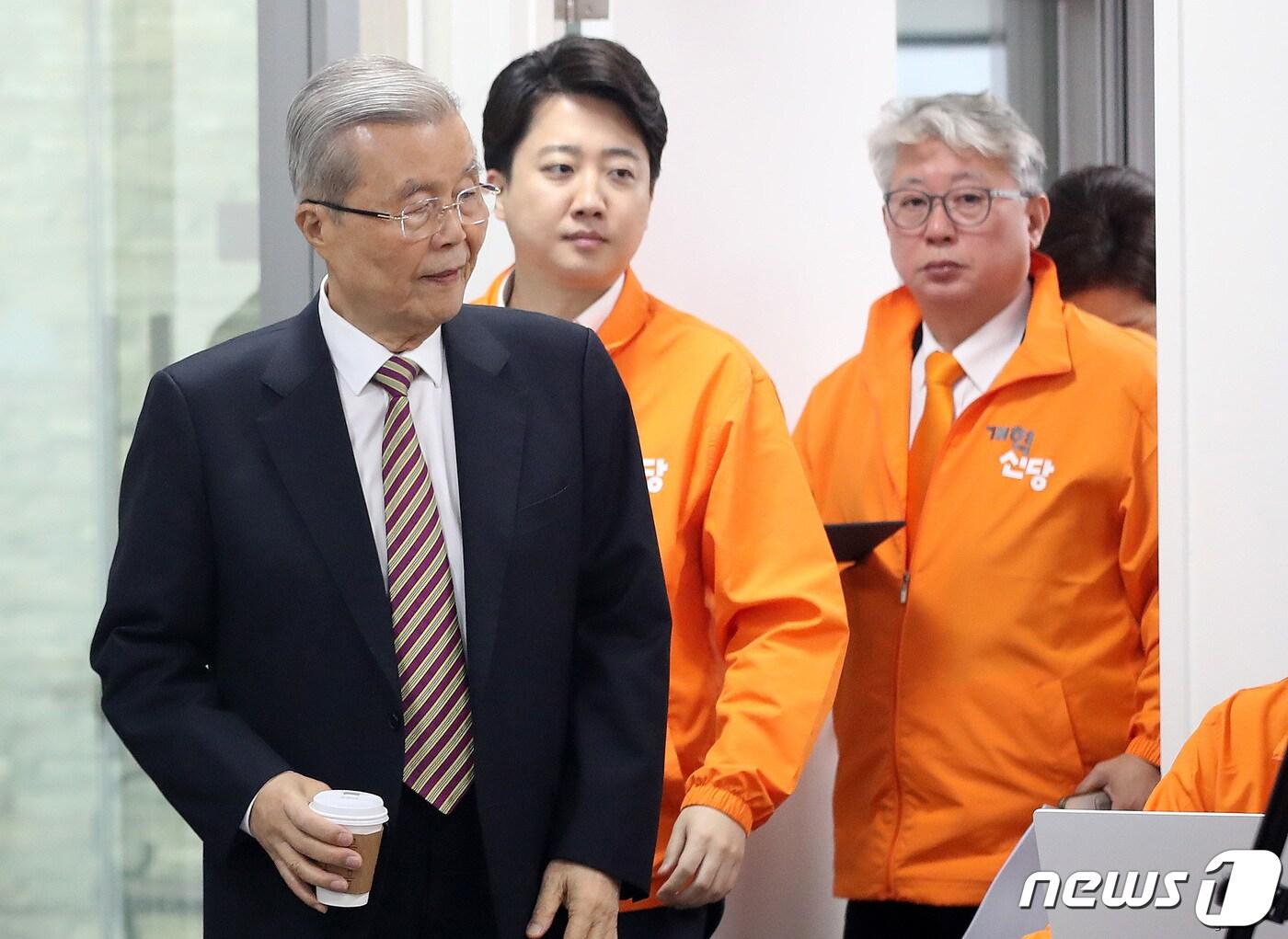 본문 이미지 - 김종인 개혁신당 공천관리위원장과 이준석 대표가 4일 오전 서울 여의도 국회에서 열린 최고위원회의에 참석하고 있다. 2024.3.4/뉴스1 ⓒ News1 임세영 기자
