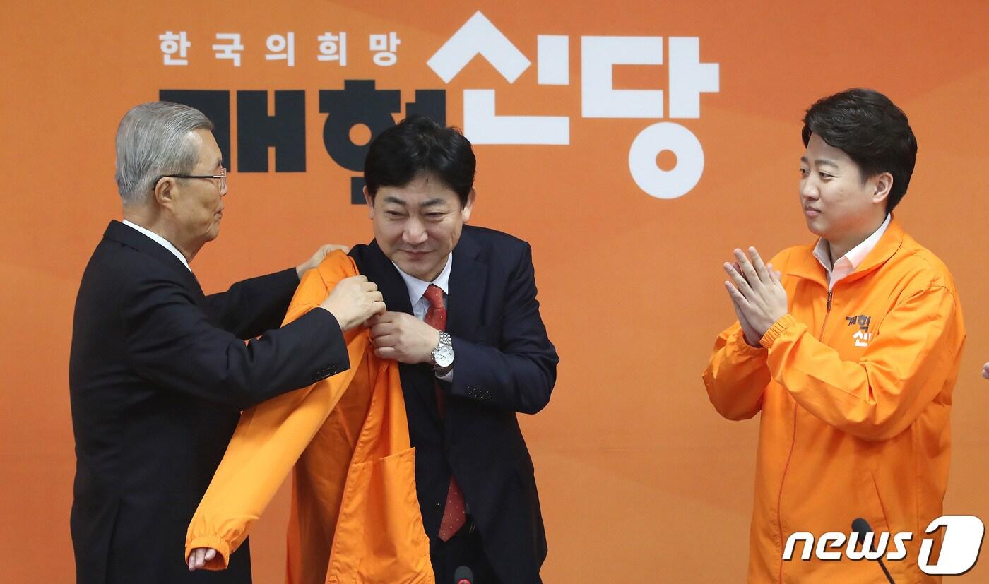 본문 이미지 - 김종인 개혁신당 공천관리위원장이 4일 오전 서울 여의도 국회에서 열린 최고위원회의에서 김범준 정치학 박사에게 개혁신당 점퍼를 선물하고 있다. 2024.3.4/뉴스1 ⓒ News1 임세영 기자