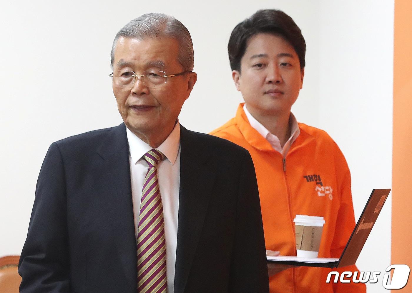 본문 이미지 - 김종인 개혁신당 공천관리위원장과 이준석 대표가 4일 오전 서울 여의도 국회에서 열린 최고위원회의에 참석하고 있다. 2024.3.4/뉴스1 ⓒ News1 임세영 기자