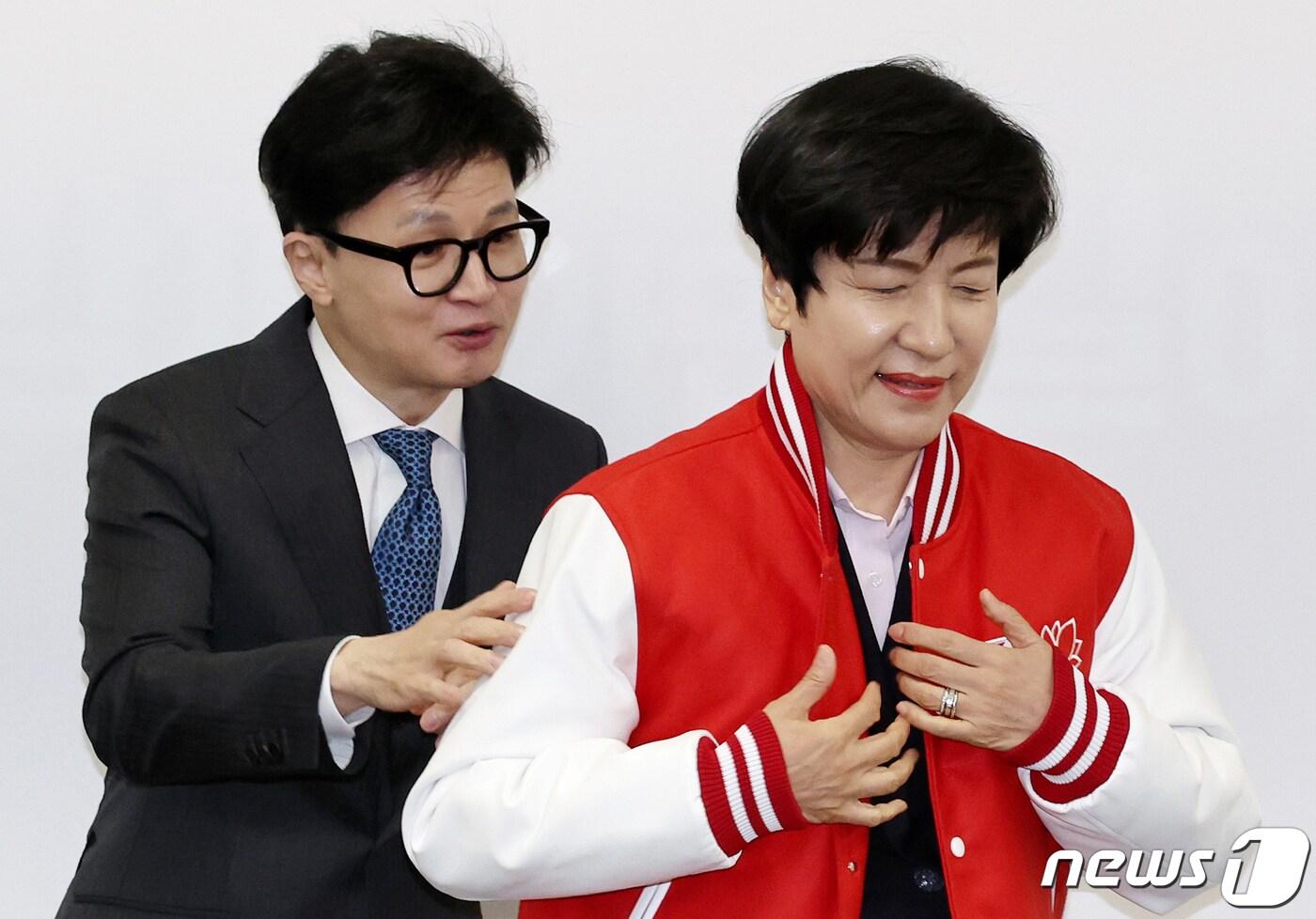 본문 이미지 - 한동훈 국민의힘 비상대책위원장이 4일 오전 서울 여의도 중앙당사에서 국민의힘에 입당한 김영주 국회부의장에게 당 점퍼를 입혀주고 있다. 2024.3.4/뉴스1 ⓒ News1 구윤성 기자