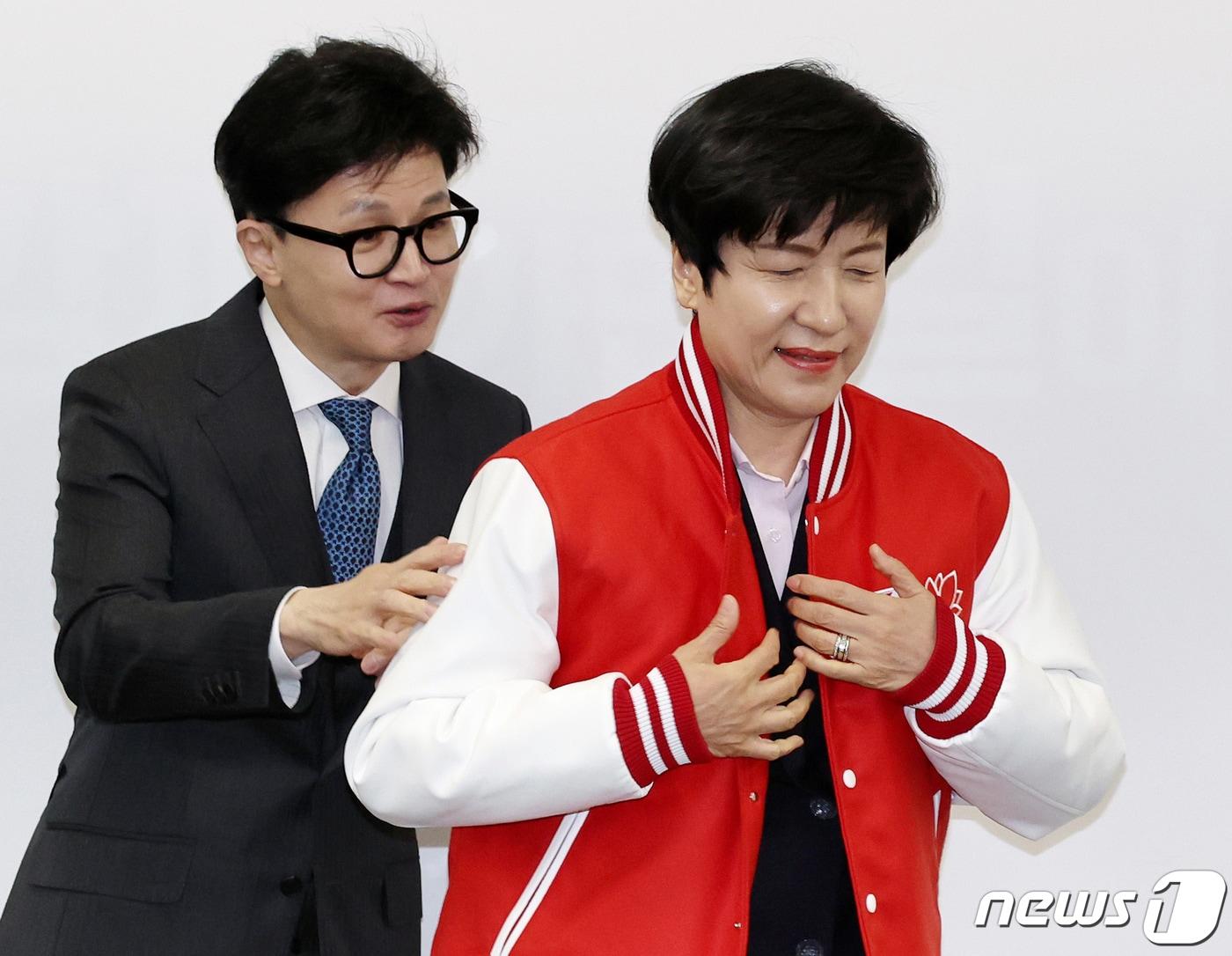본문 이미지 - 한동훈 국민의힘 비상대책위원장이 4일 오전 서울 여의도 중앙당사에서 국민의힘에 입당한 김영주 국회부의장에게 당 점퍼를 입혀주고 있다. 2024.3.4/뉴스1 ⓒ News1 구윤성 기자